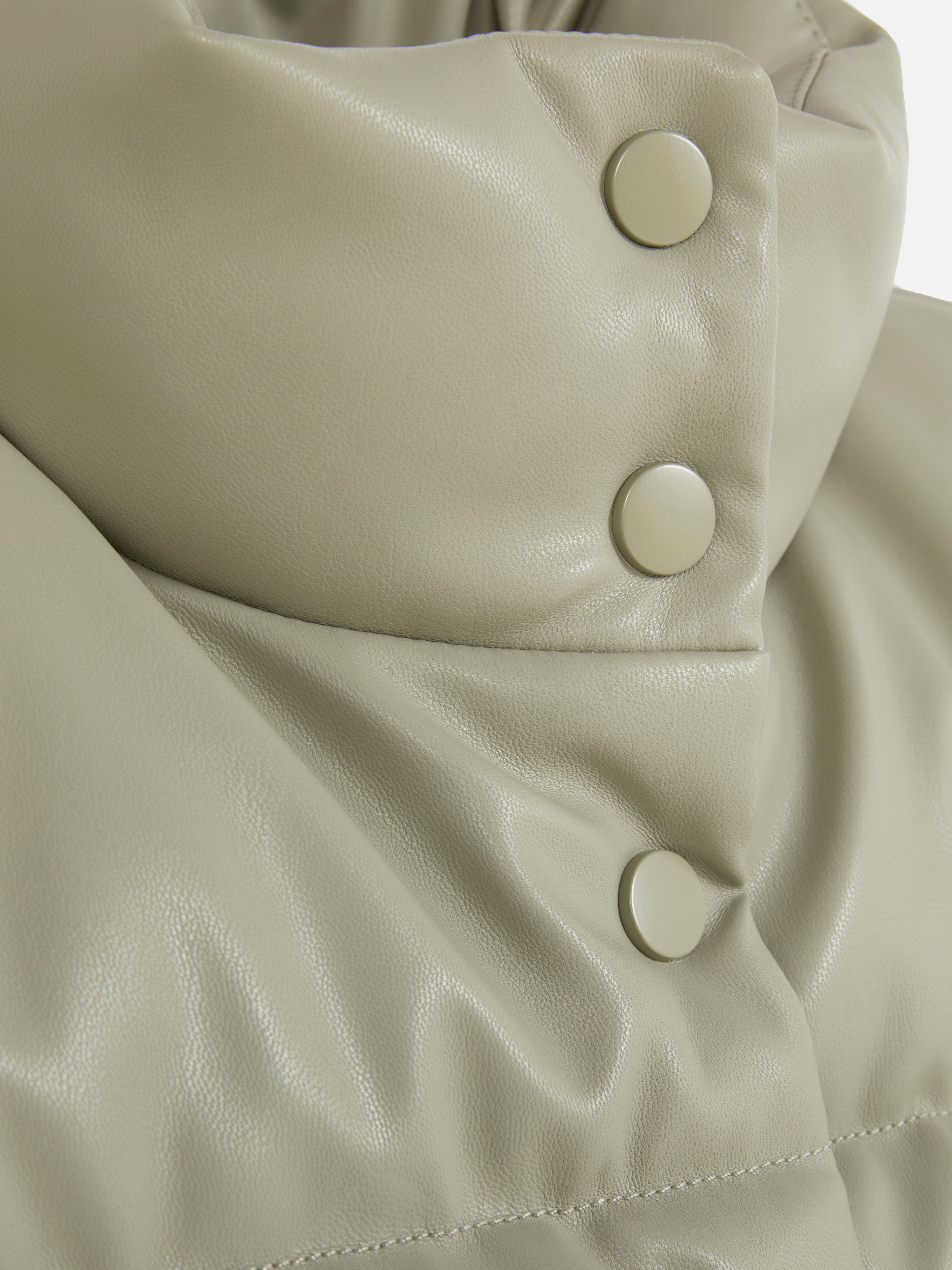 Bodywarmer van imitatieleer Een bodywarmer met opstaande kraag, voorsluiting en steekzakken