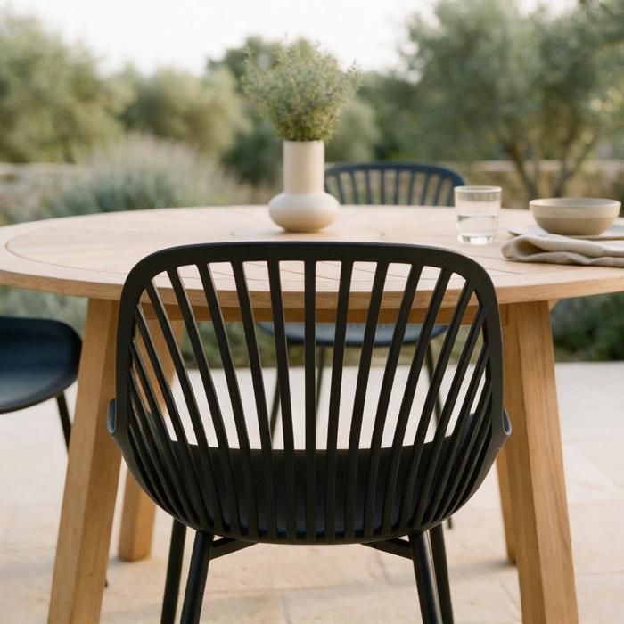 Set di 4 sedie da giardino VERDE, poltrone da esterno in plastica con gambe in metallo nero, schienale ventilato, portata massima 150 kg.
