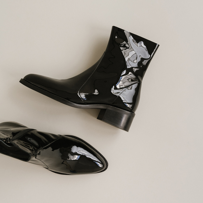 Bottines à bouts pointus  en vernis noir