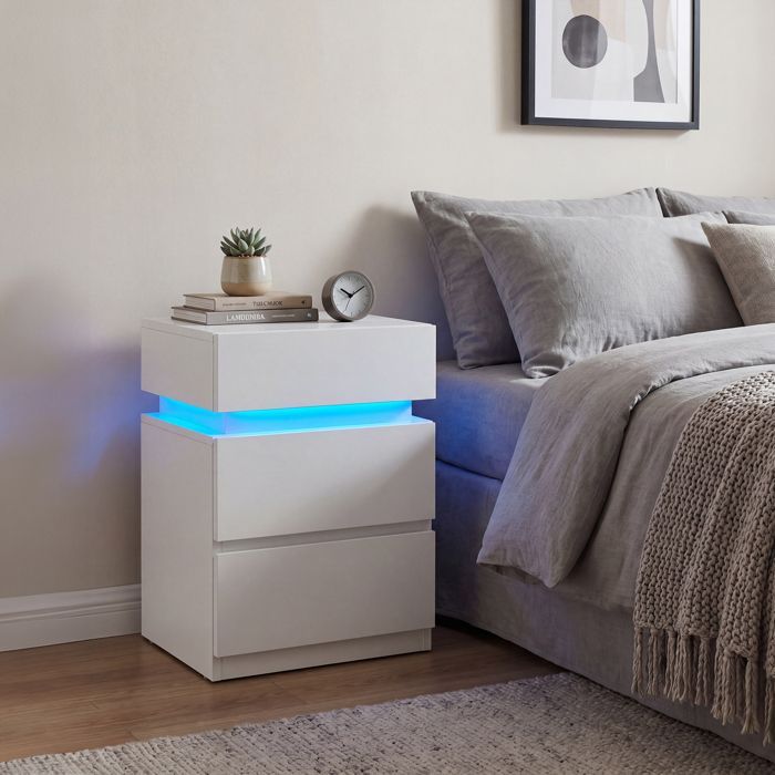 VASAGLE Comodino con striscia LED multicolore regolabile, 3 cassetti, tavolino laterale, 35 x 40 x 55 cm, bianco nuvola