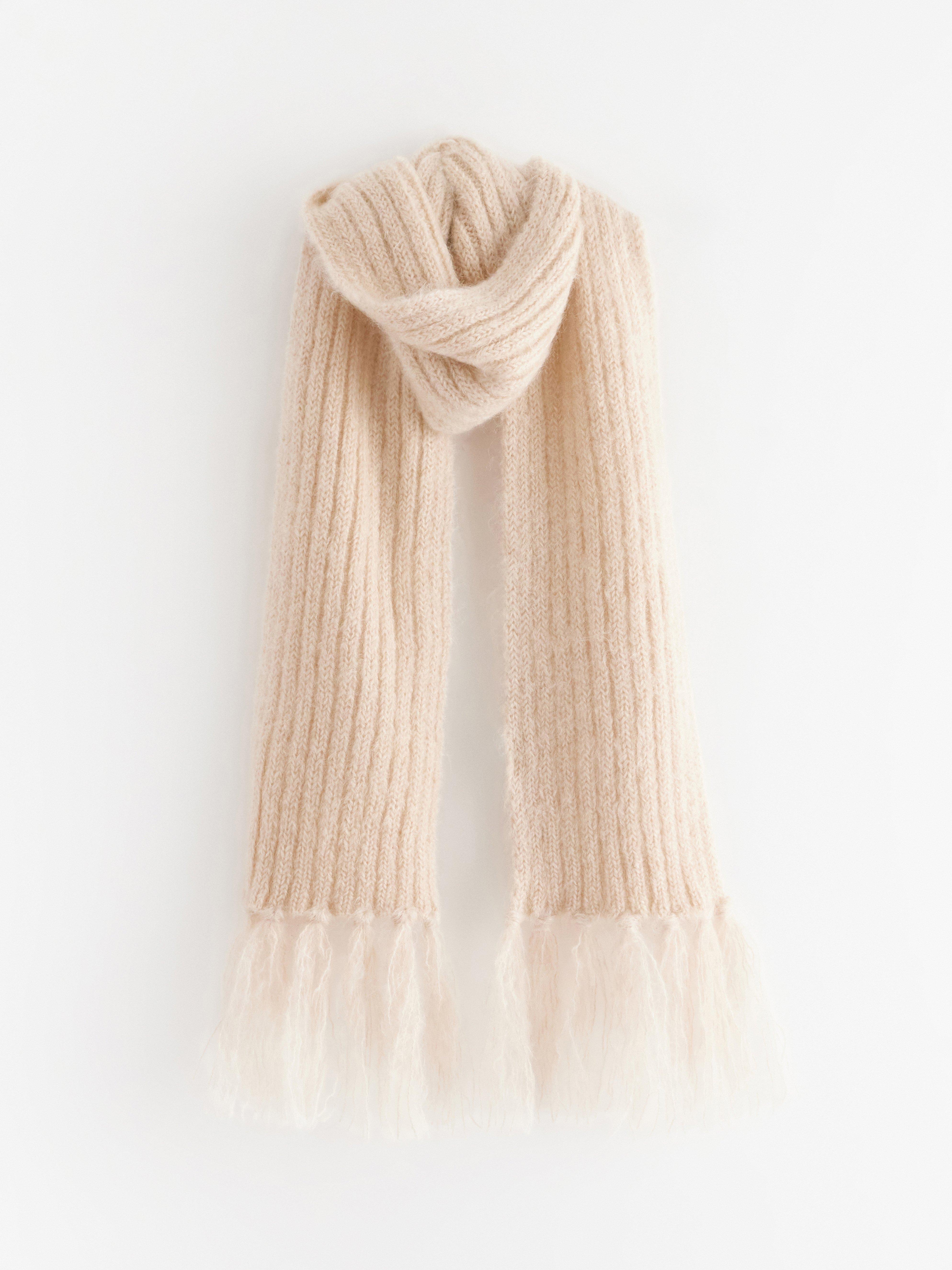 Bufanda de punto en mezcla de mohair color beige.