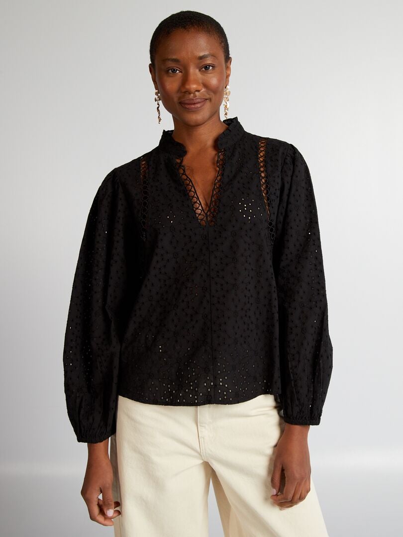Blusa con escote en V bordada y perforada - negra
