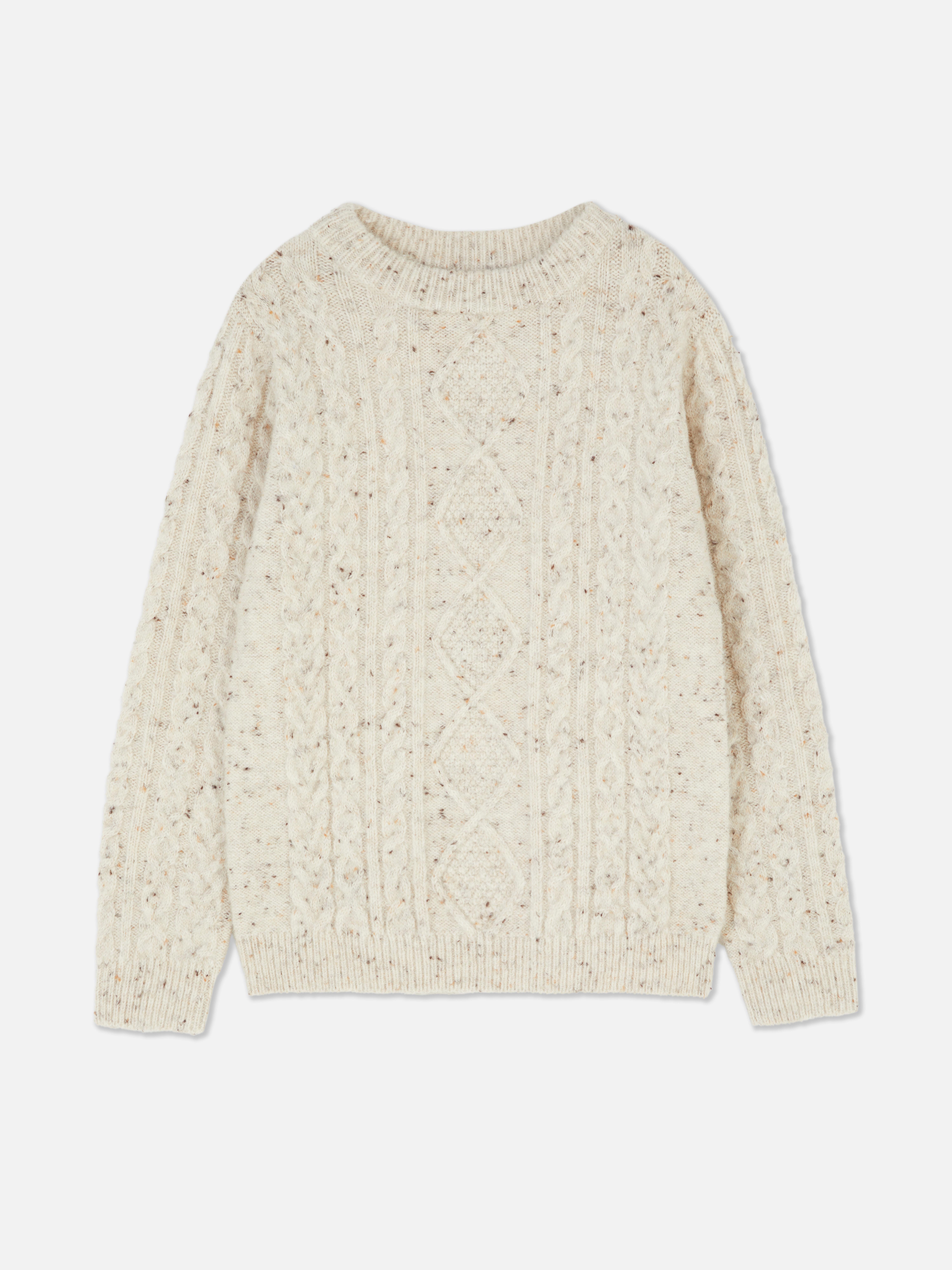 Zopfstrickpullover Ein Zopfstrickpullover mit Rundhalsausschnitt, langen Ärmeln mit Bündchen und geripptem Saum