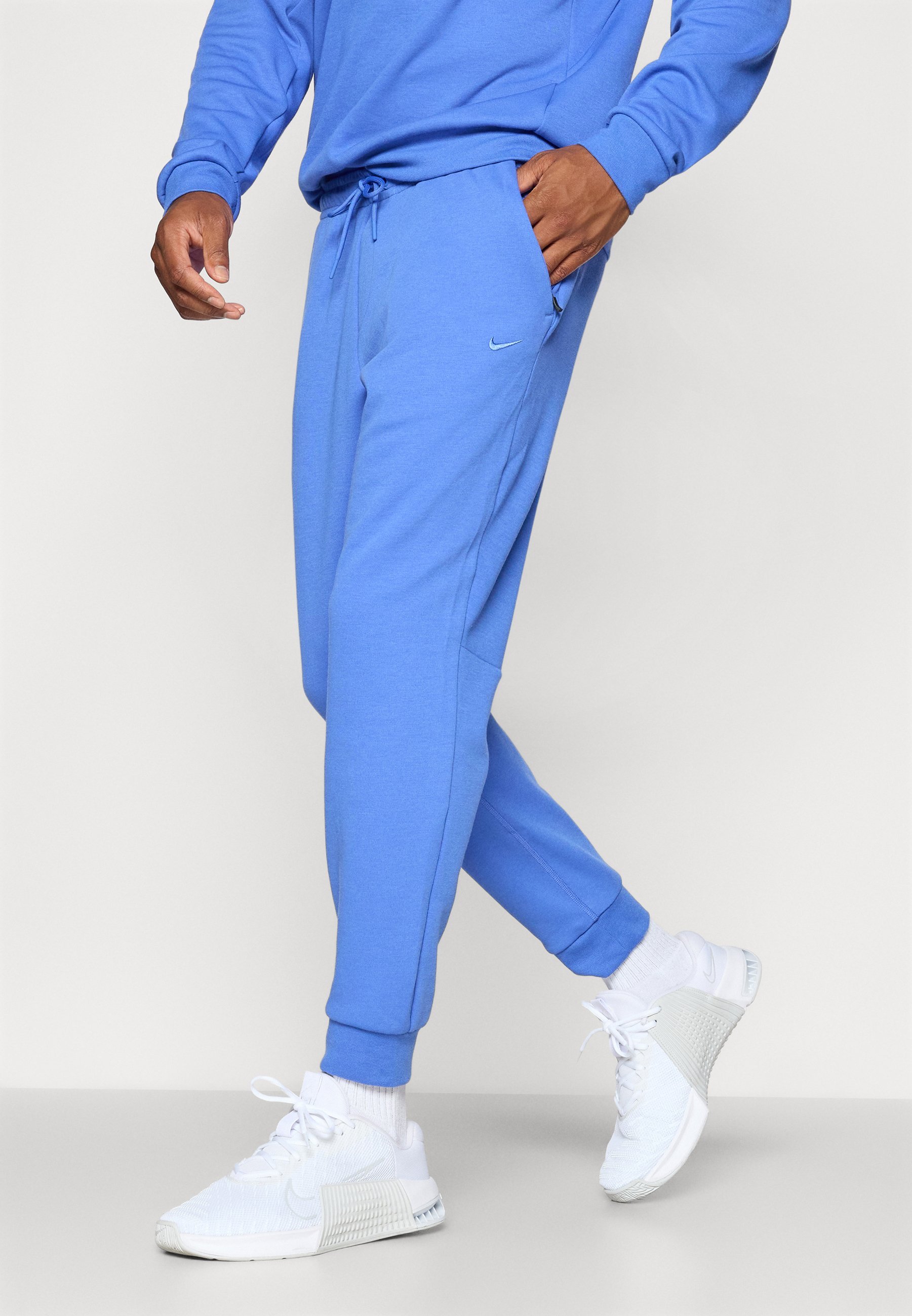 Spodnie dresowe Nike Performance PRIMARY JOGGER PANT - Kometa w kolorze niebieskim