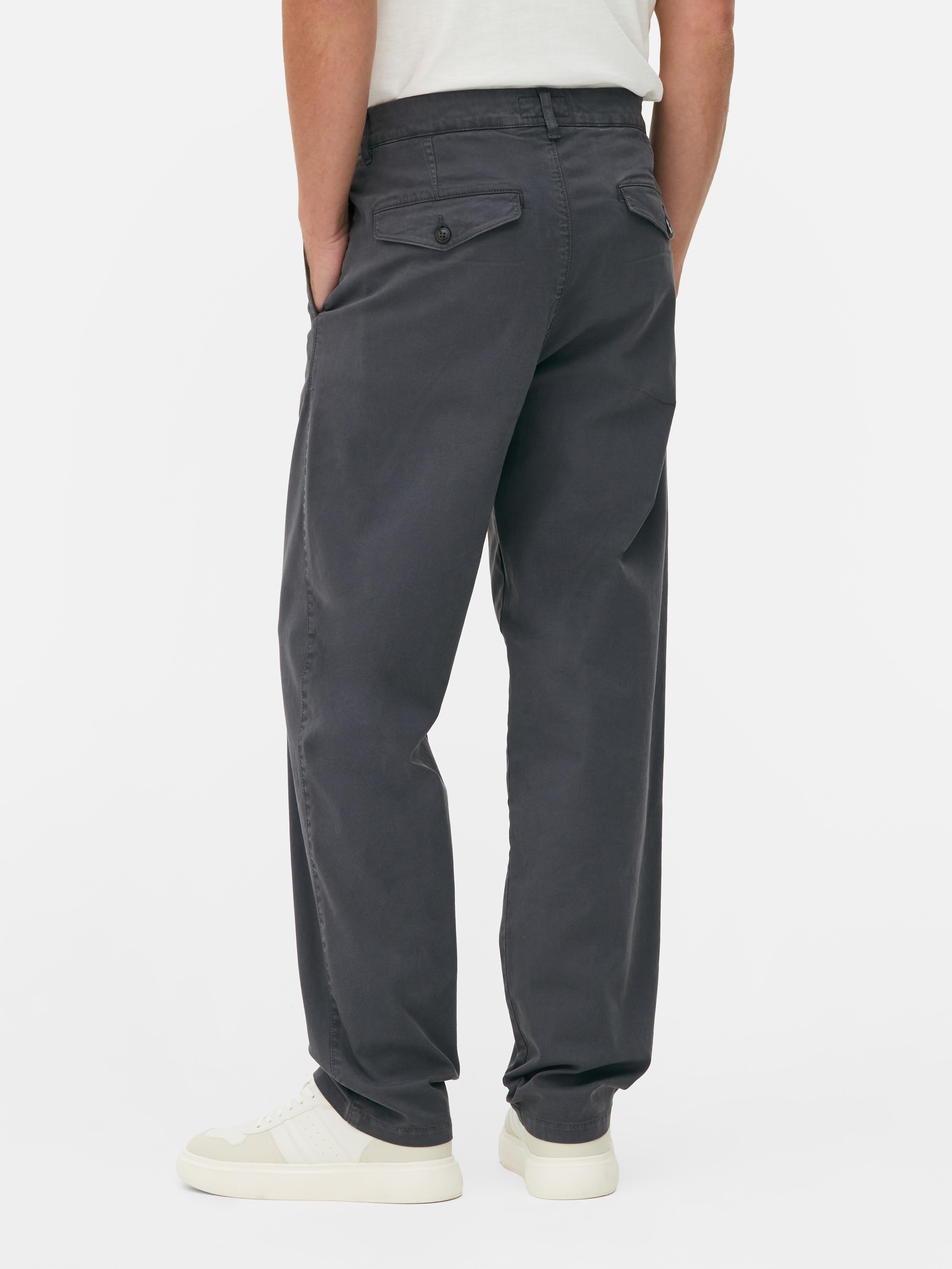 Pantalonii chino drepți Stronghold. Acești pantaloni chino din bumbac au picioare drepte și buzunare multiple.