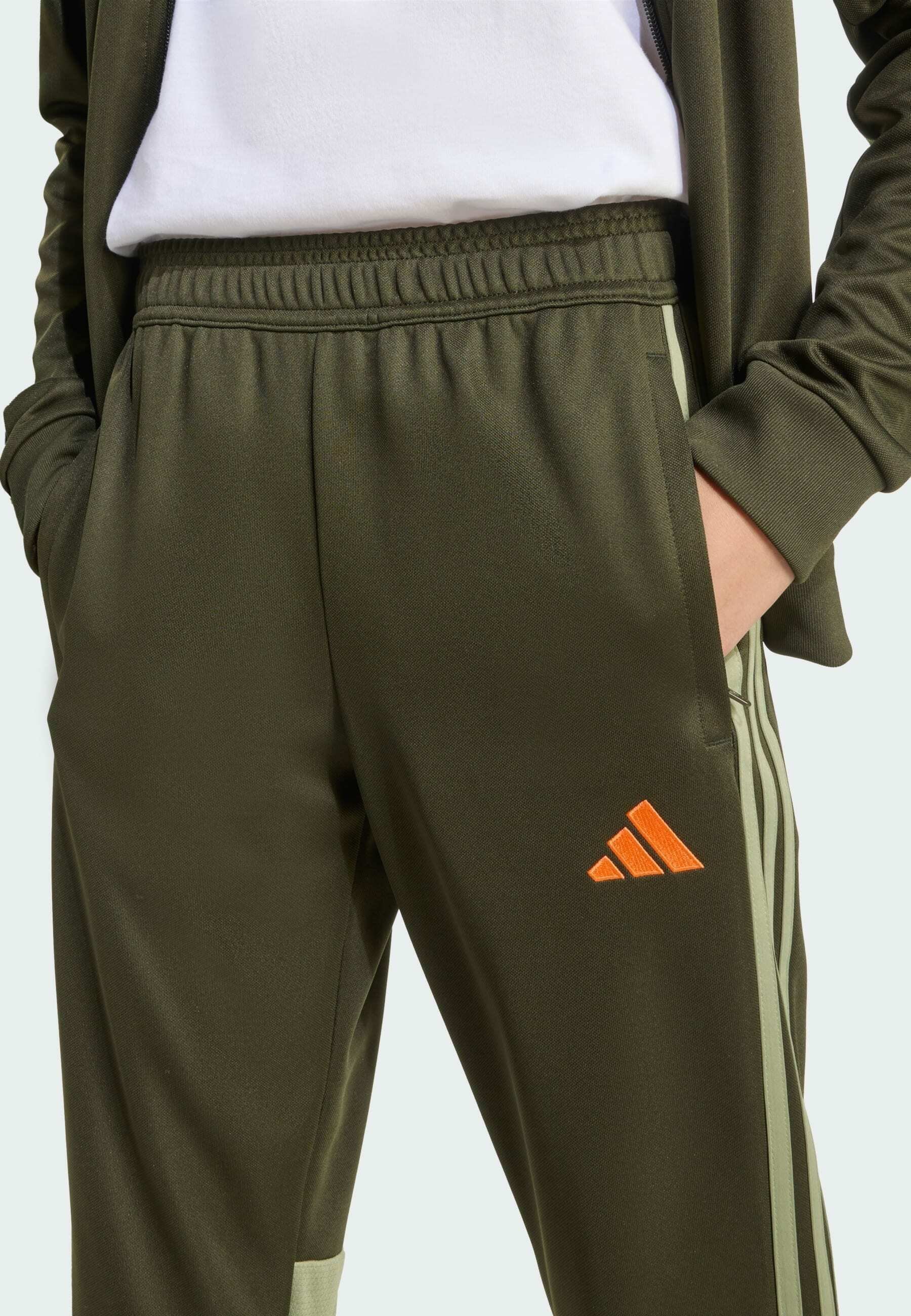 adidas Performance TIRO25 ESSENTIALS SET - Trainingspak - nacht cargo tent groen impact oranje