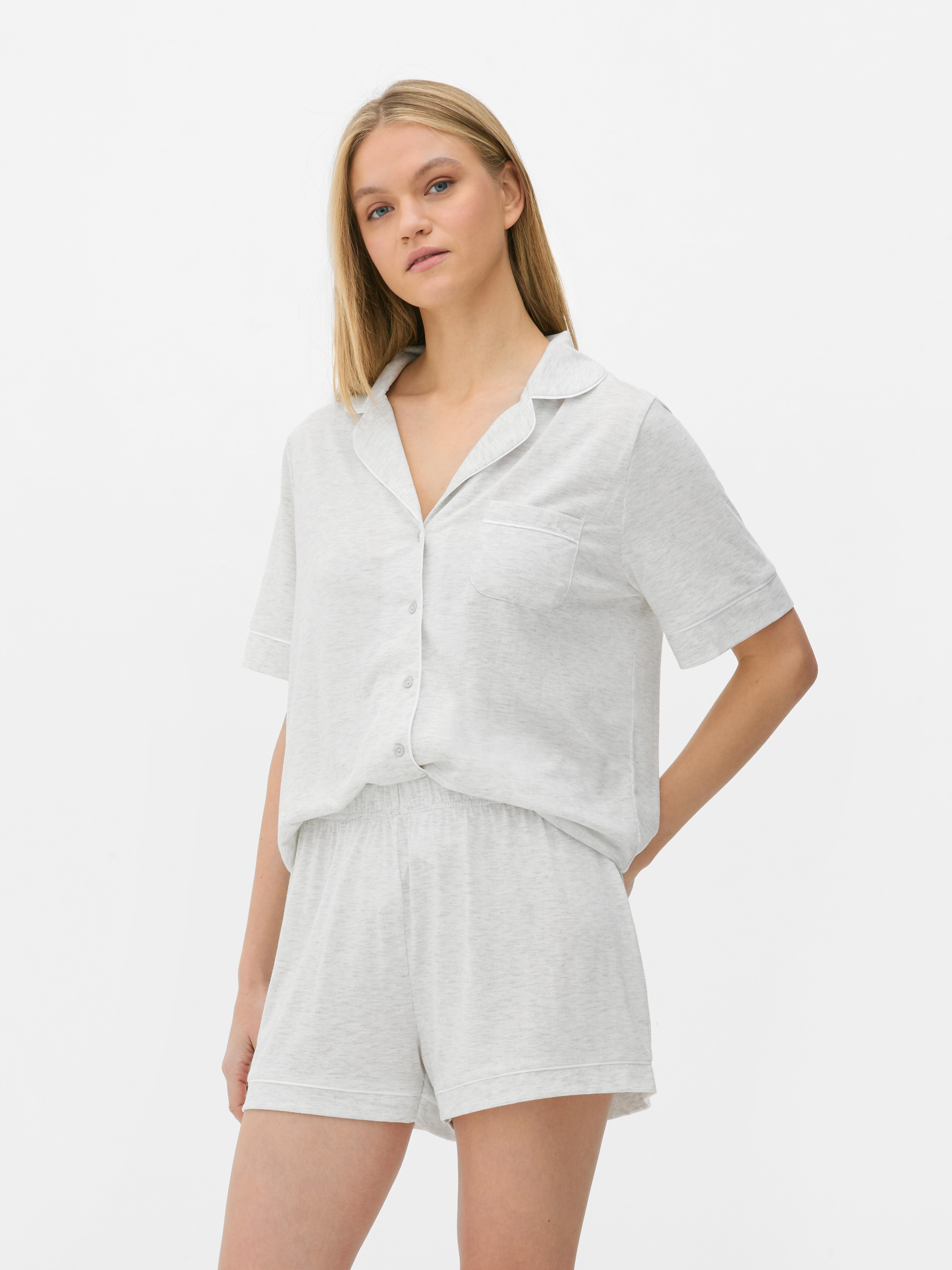 Pijama scurtă din jerseu O pijama cu un tricou cu mânecă scurtă și pantaloni scurți asortați
