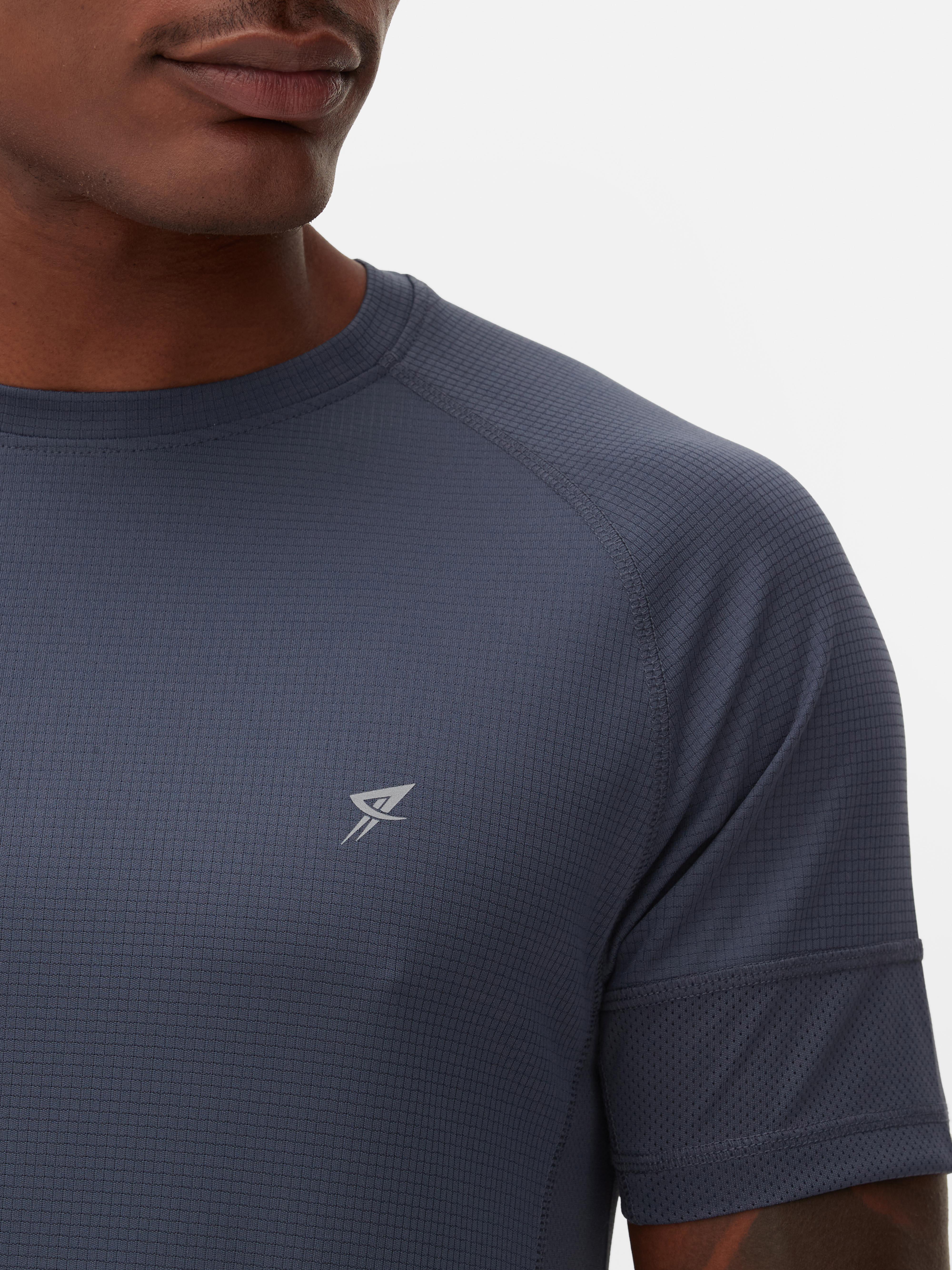 Tricou sport cu mânecă scurtă Extinde-ți colecția de articole sportive cu acest tricou cu guler rotund, mâneci scurte și logo reflectorizant