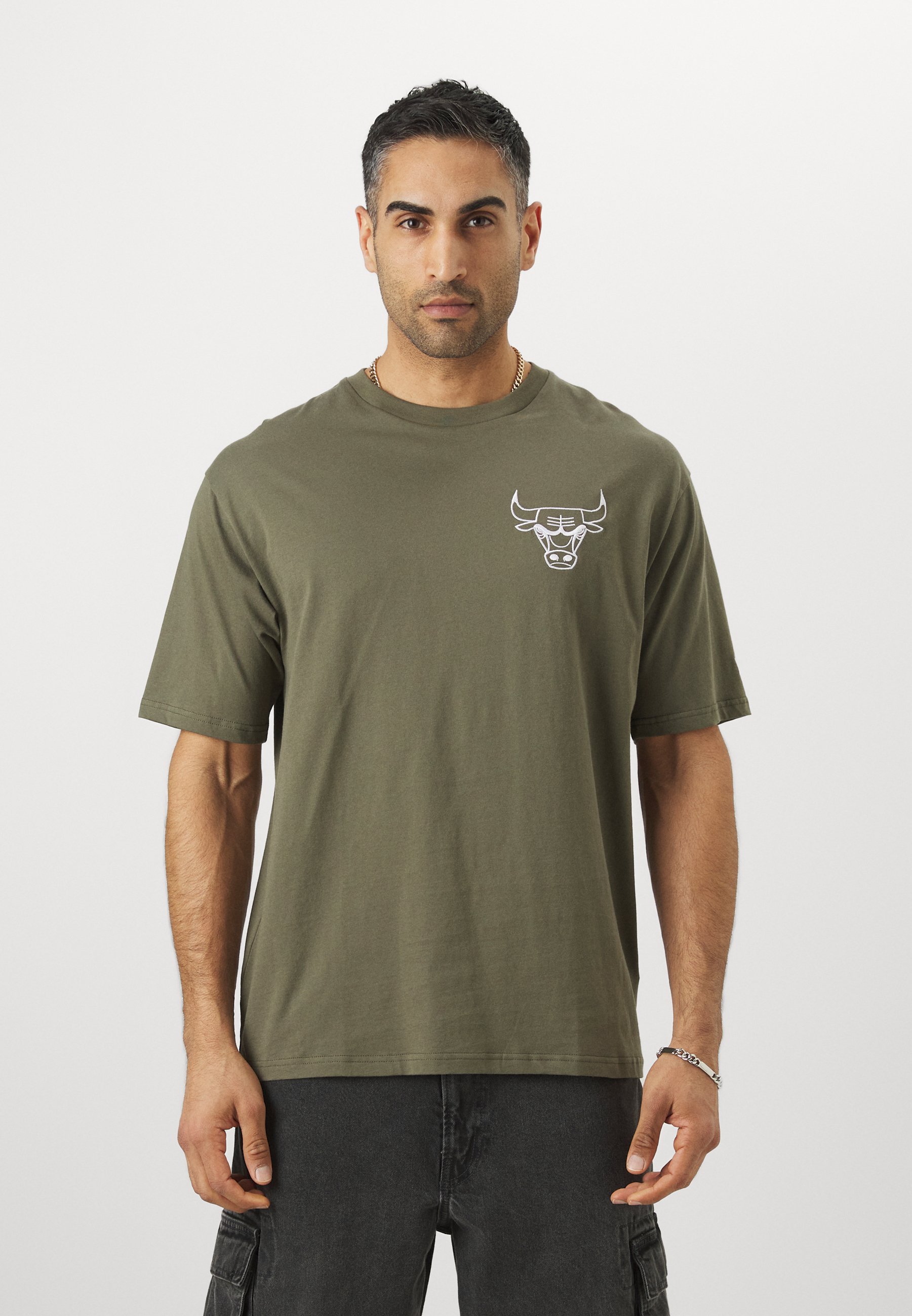 New Era NBA CHICAGO BULLS LEAGUE ESSENTIALS OVERSIZED TEE - Klubové oblečení - olivová