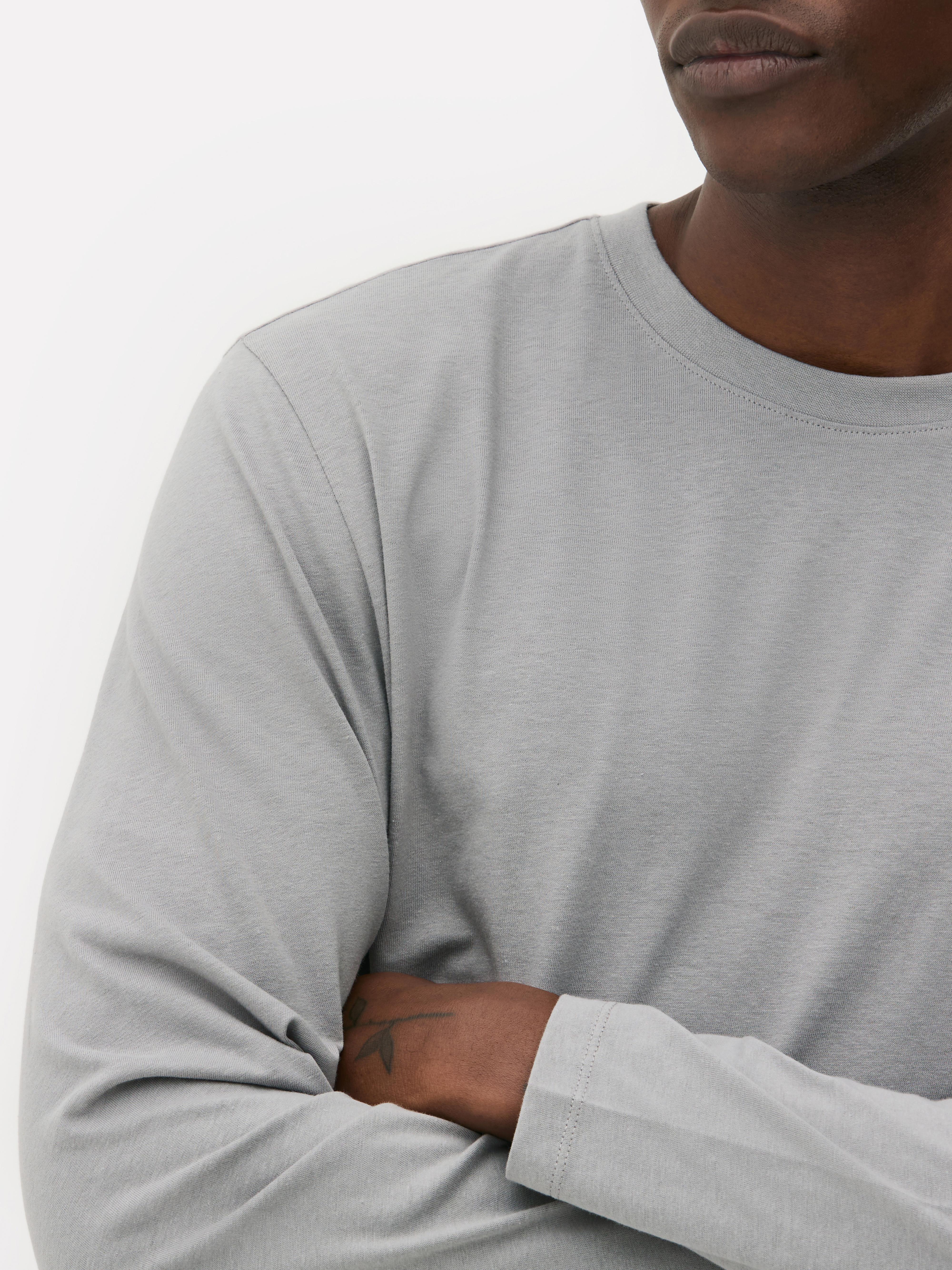 T-shirt a maniche lunghe in cotone Una T-shirt a maniche lunghe con scollo rotondo realizzata in jersey di cotone
