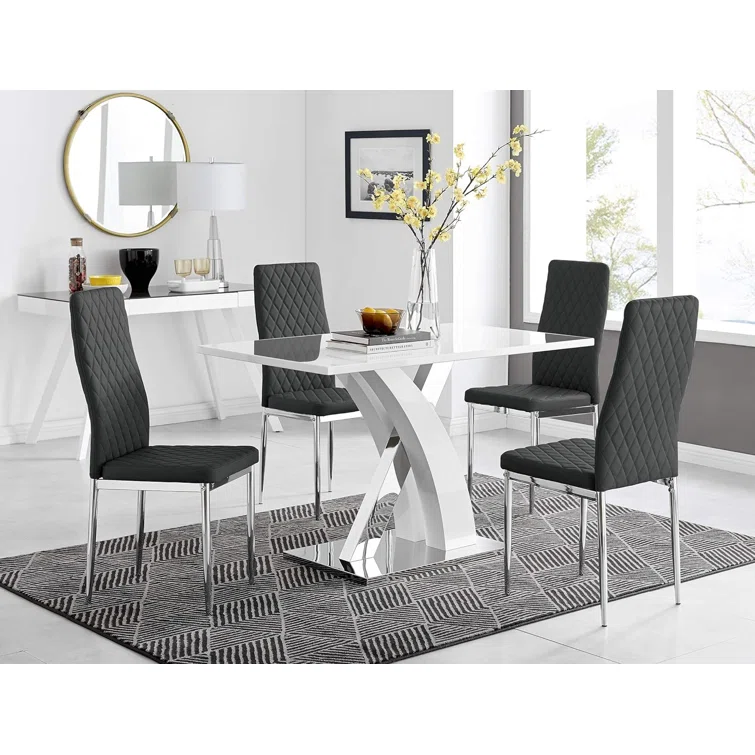 Witte hoogglans eettafelset met 4 luxe eetkamerstoelen van kunstleer.