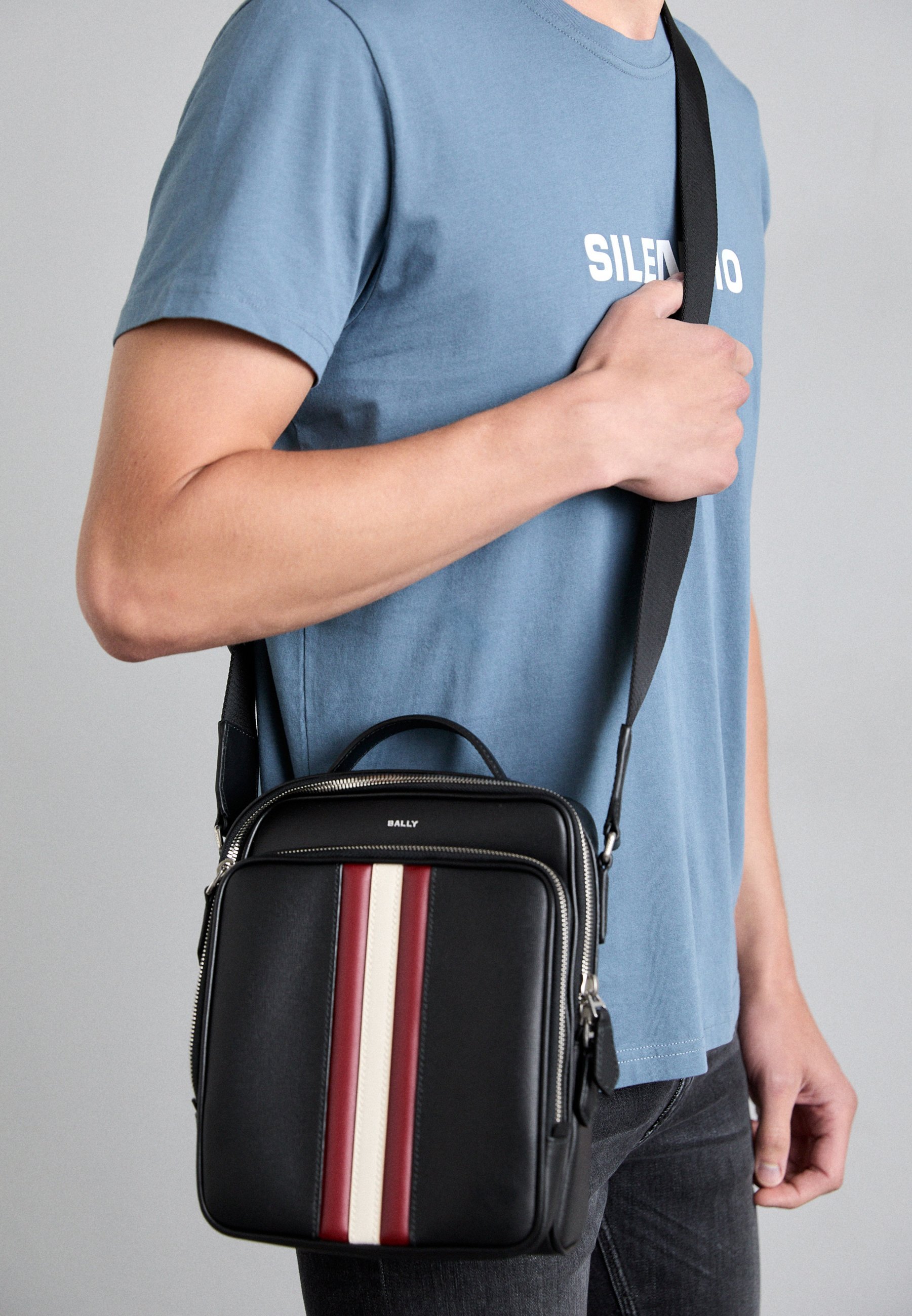 Bally MYTHOS CROSS - Borsa a tracolla - nero/rosso/osso/palla