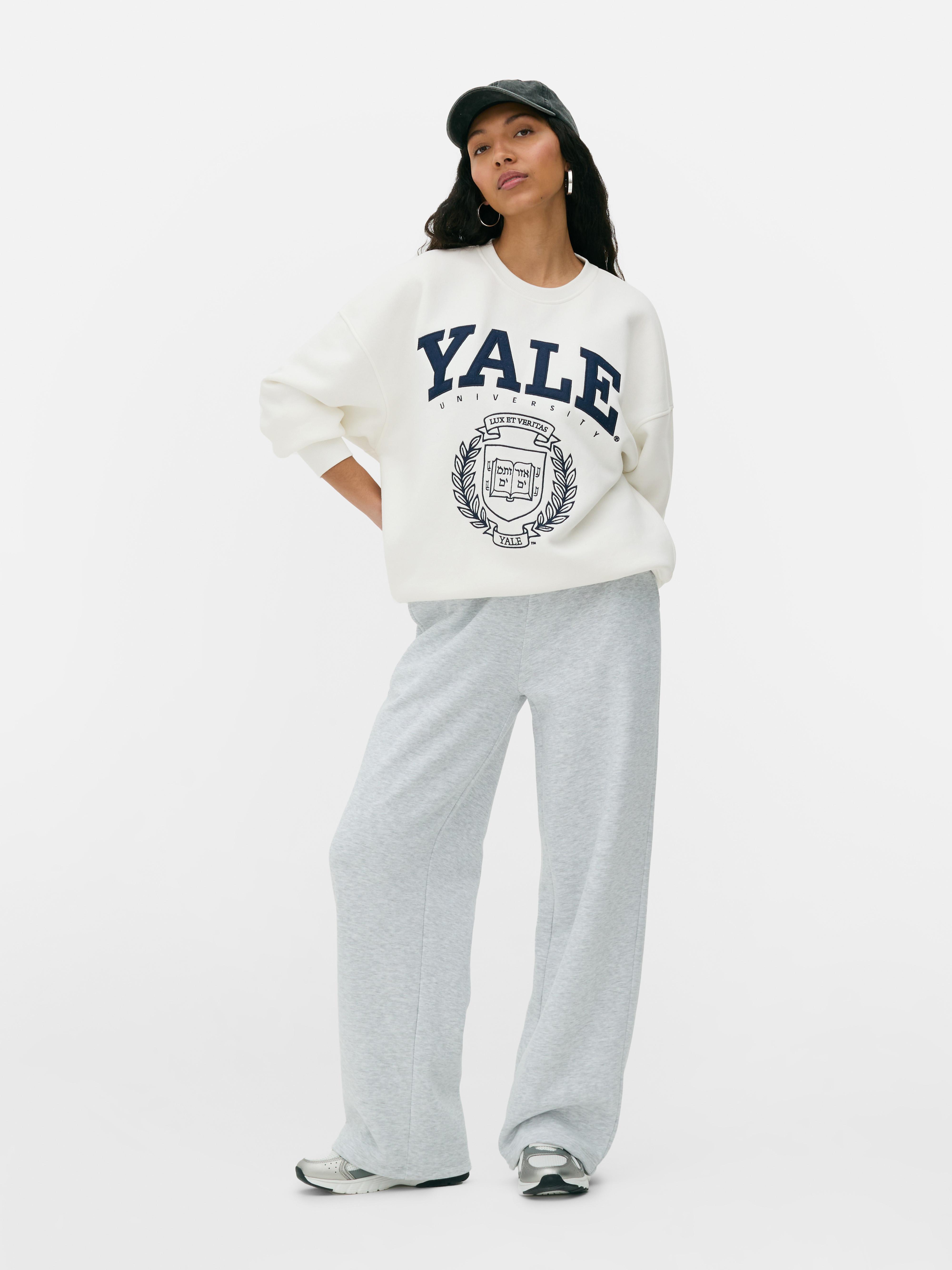Hanorac Yale supradimensionat Un hanorac Yale lejer cu guler rotund și mâneci lungi