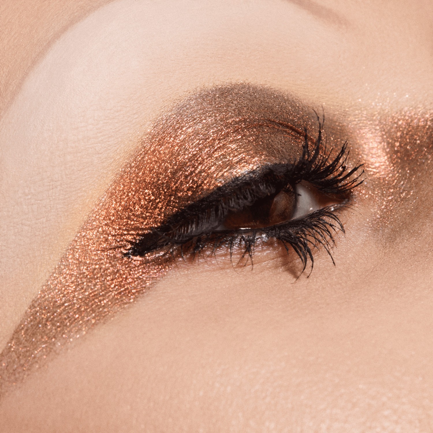 MAC akių šešėliai „Dazzleshadow Multichrome“ kompaktiški viengubi akių šešėliai – 1 g