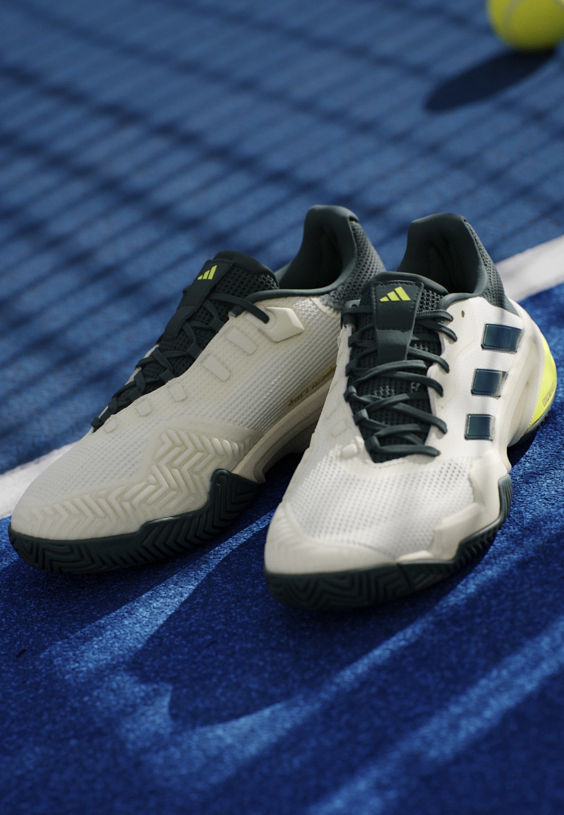 adidas Performance BARRICADE 13 - Multicourt tennisschoenen - off white core black powder teal