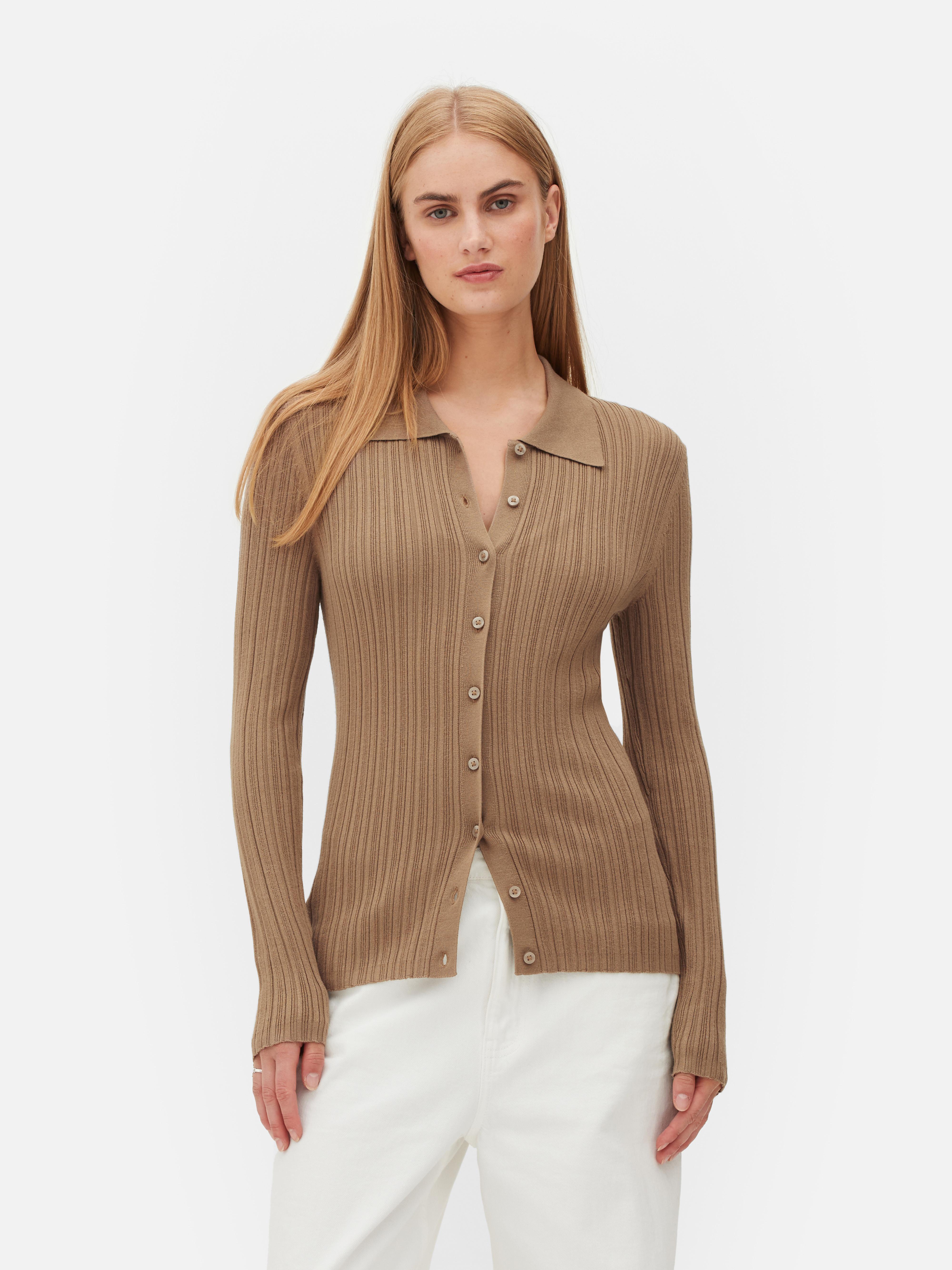 Cardigan med ribbet krage En ribbet cardigan med knappelukking og klassisk krage