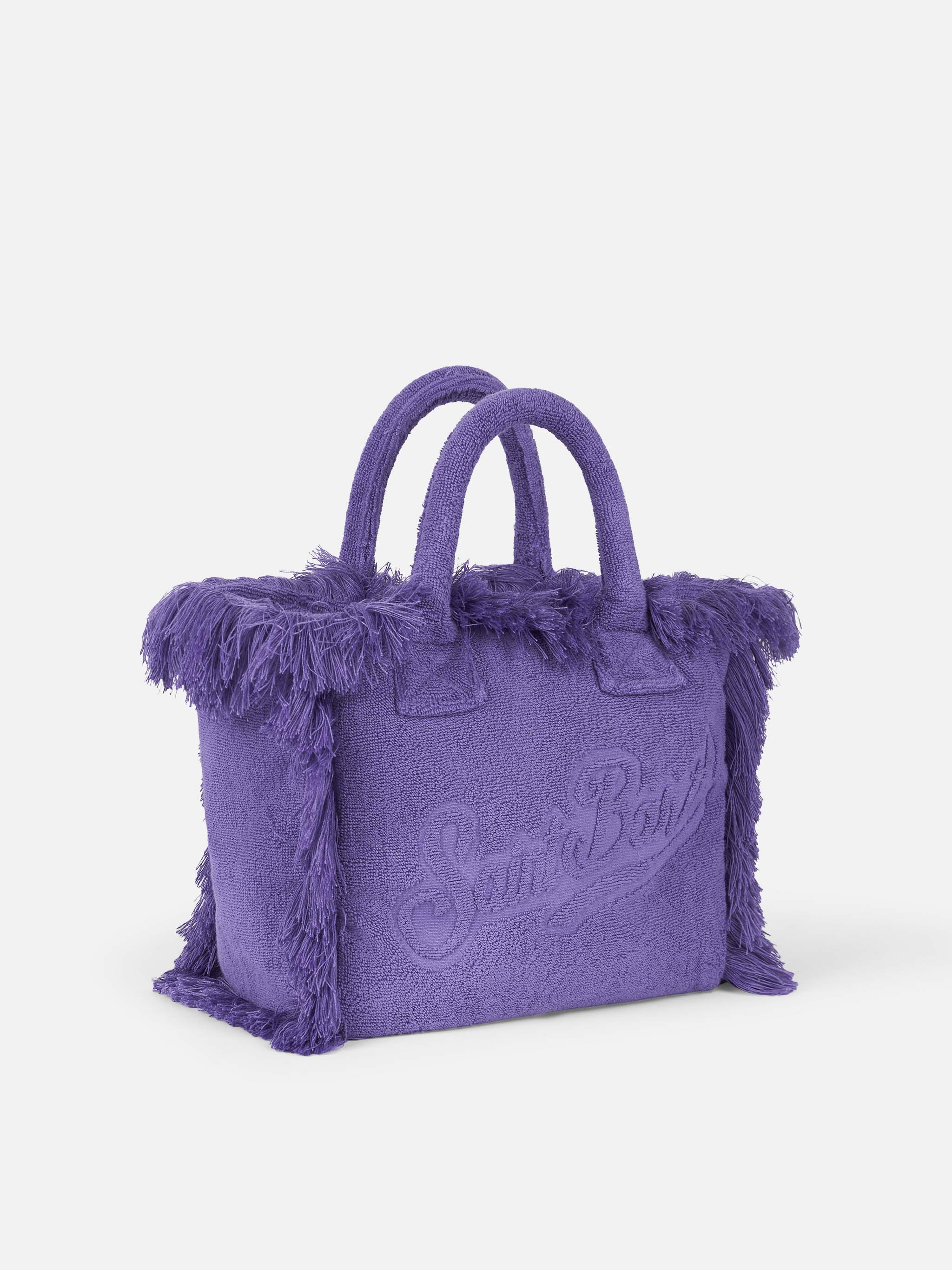 Sac à main Colette en tissu éponge violet souple | Motif à franges | Logo en relief | Rabat intérieur et poche zippée en métal | 100 % coton | MC2 Saint Barth