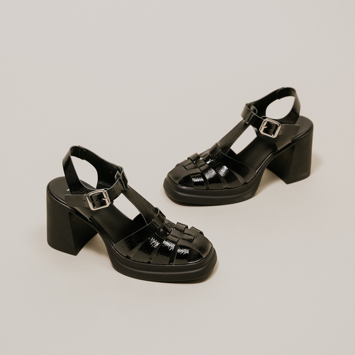 Sandales à talons et bouts carrés  en vernis noir