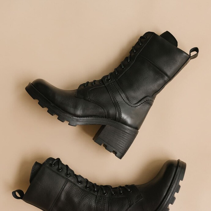Boots à lacets, talons épais et semelles crantées  en cuir vieilli noir