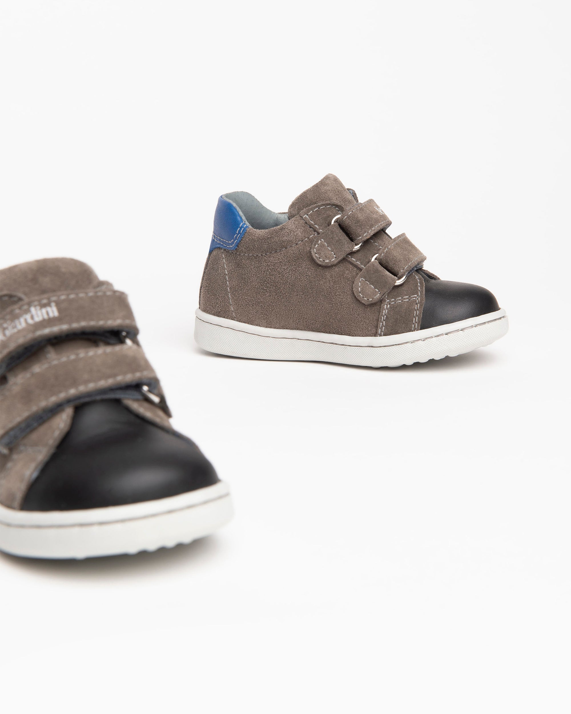  Baby-Sneaker aus Leder und Wildleder