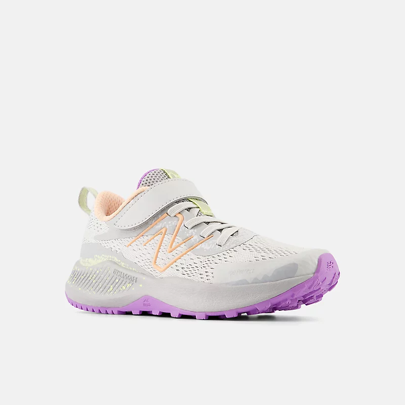 Tênis infantil DynaSoft Nitrel v5 com cadarço elástico - Cinza Matter com detalhes em Guava Ice e roxo.