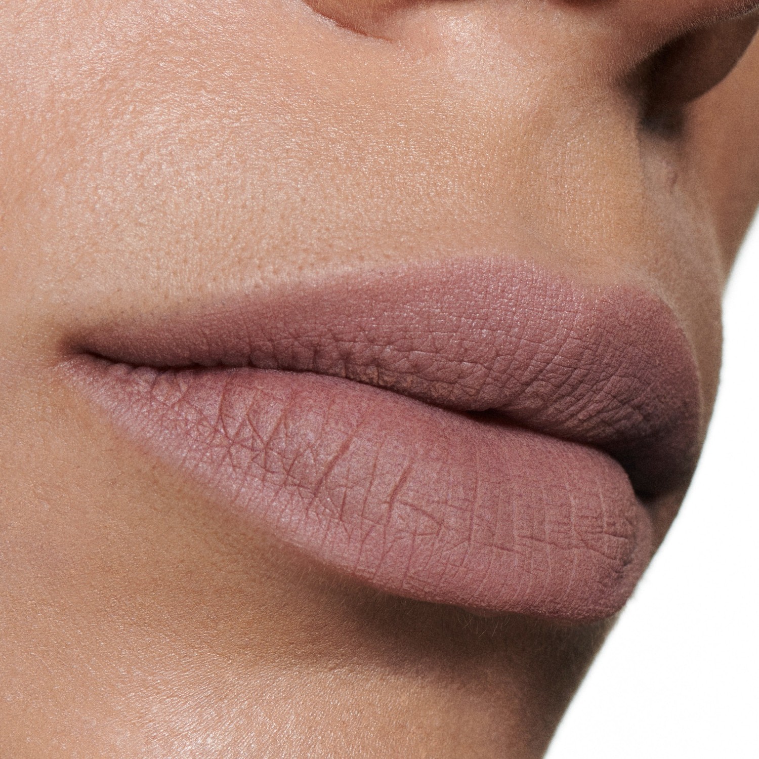 MAC skysti lūpų dažai „Intimate Nudes Powder Kiss“ – 5 ml