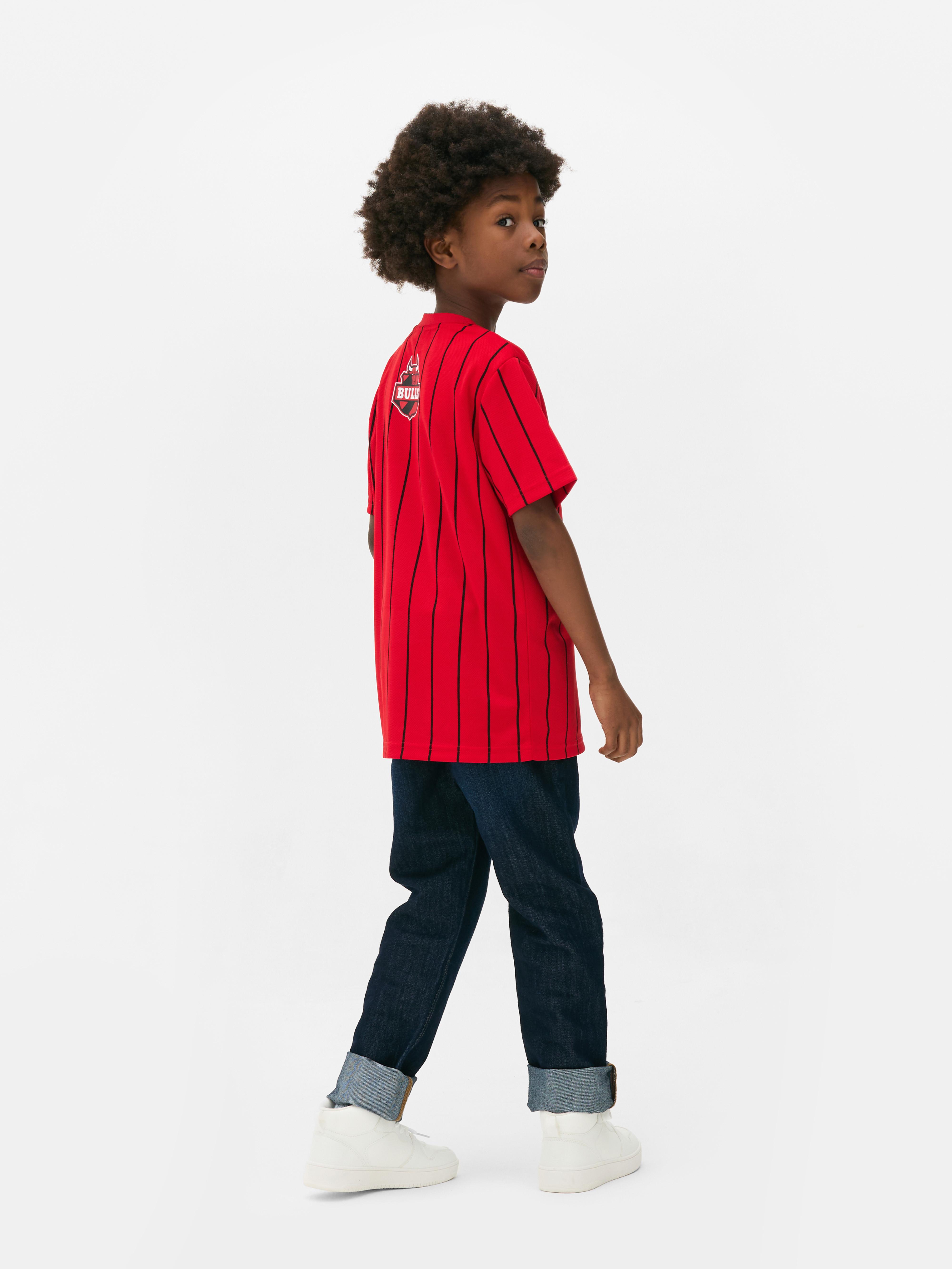Tricou NBA Chicago Bulls cu dungi Un tricou cu mânecă scurtă și dungi, cu emblemele echipei NBA Chicago Bulls