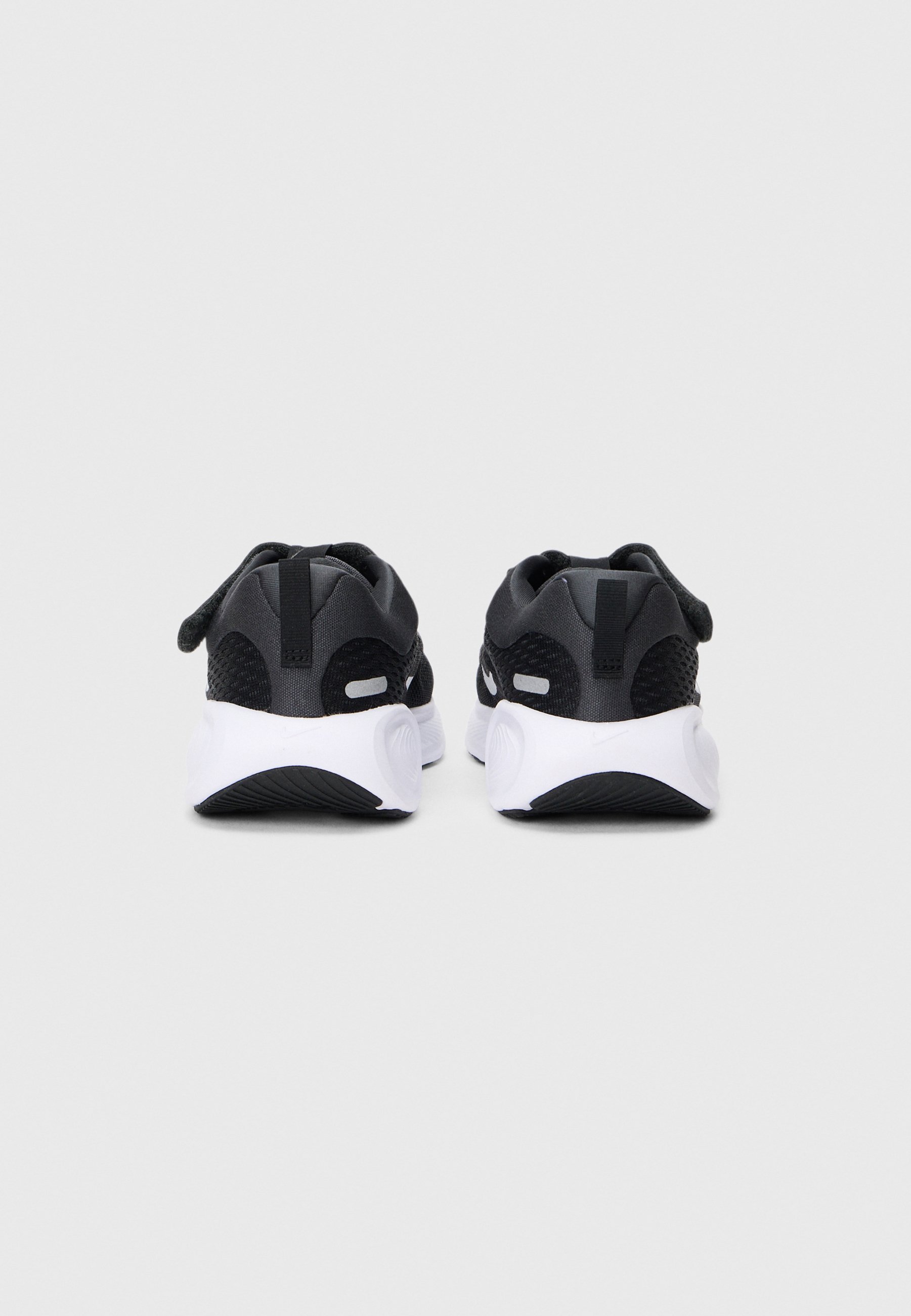 Nike Performance STELLAR RIDE UNISEX - Straßenlaufschuhe - schwarz/weiß/anthrazit/reinplatinfarben