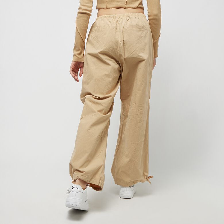 Pantalones de paracaídas pequeños con la firma del fabricante