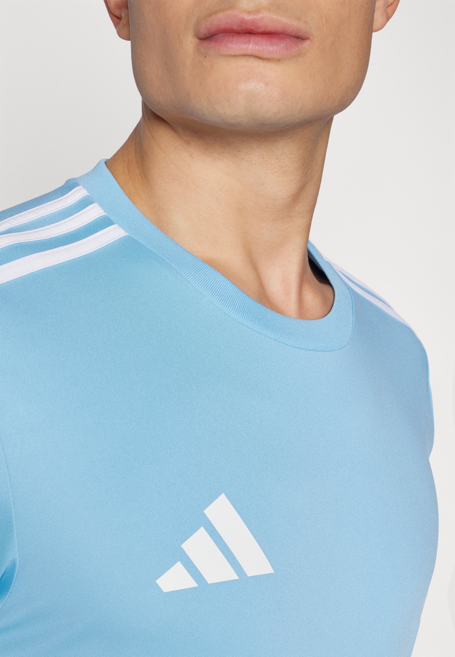 Maglia a maniche corte Adidas Performance SQUADRA25 - T-shirt sportiva - azzurro chiaro/bianco