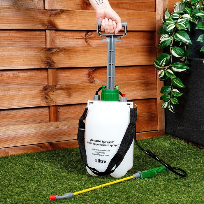 Spruzzatore a pressione manuale - VILDE - 5L - Bianco - 18x18x40 cm - Tubo flessibile da 130 cm - Lancia da 36 cm - Ugello regolabile