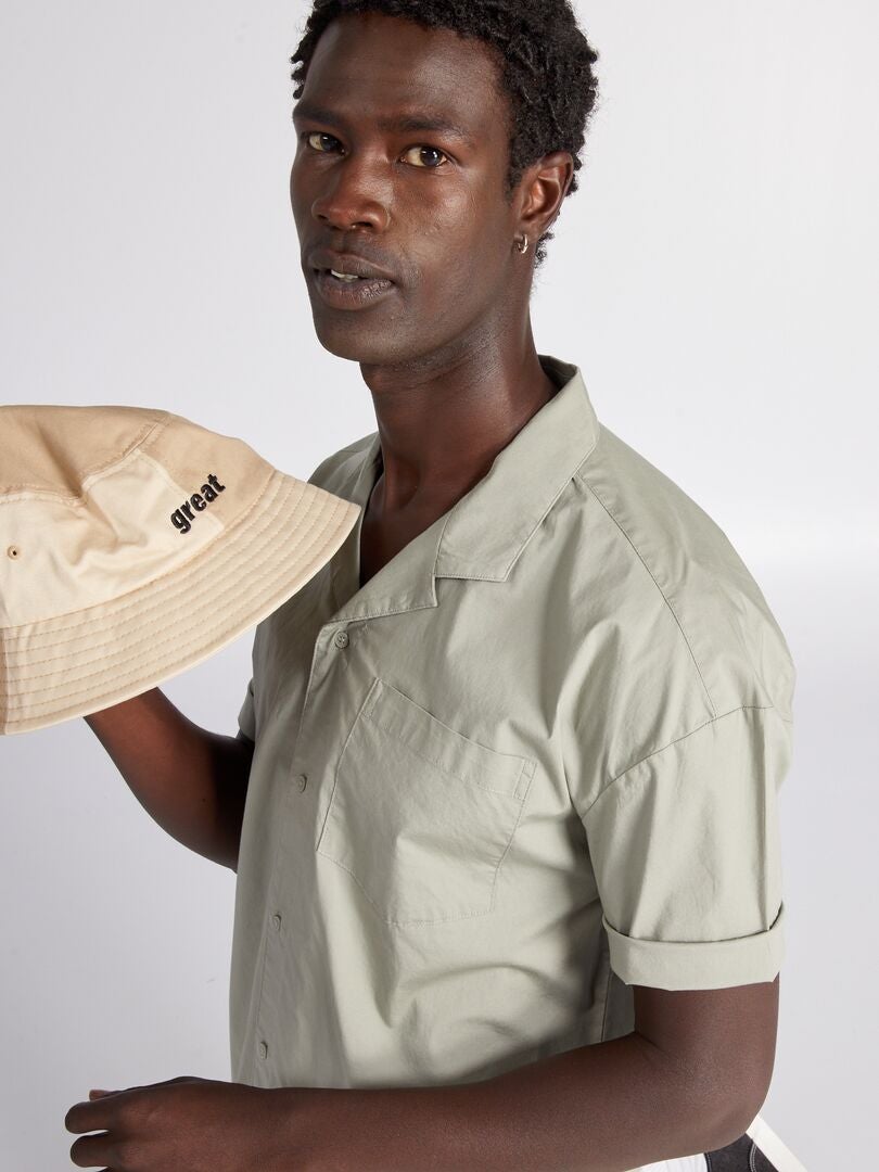 Camisa de manga curta com bolso - cinza