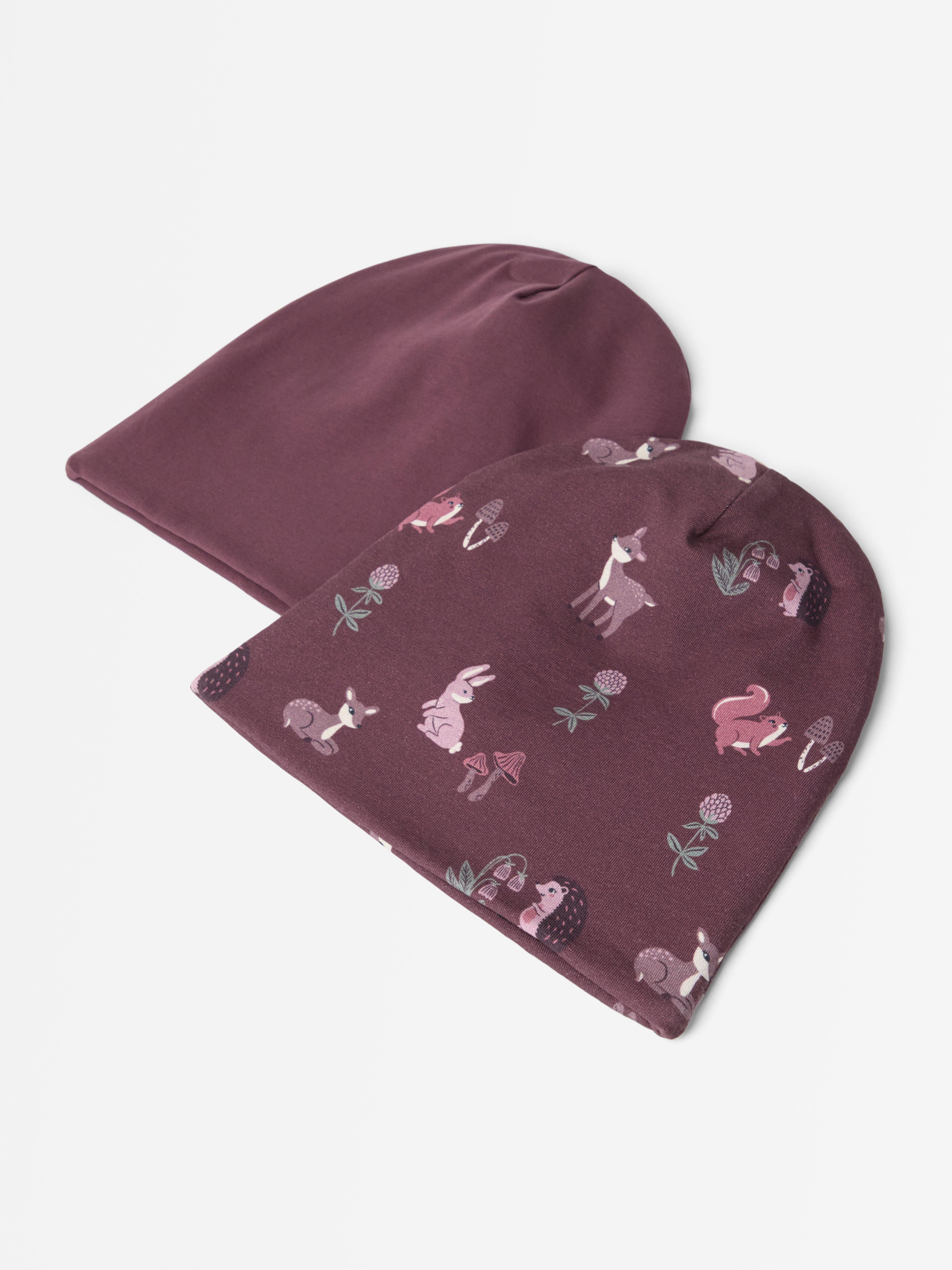 Conjunto com 2 gorros forrados com lã polar, cor lilás escuro.
