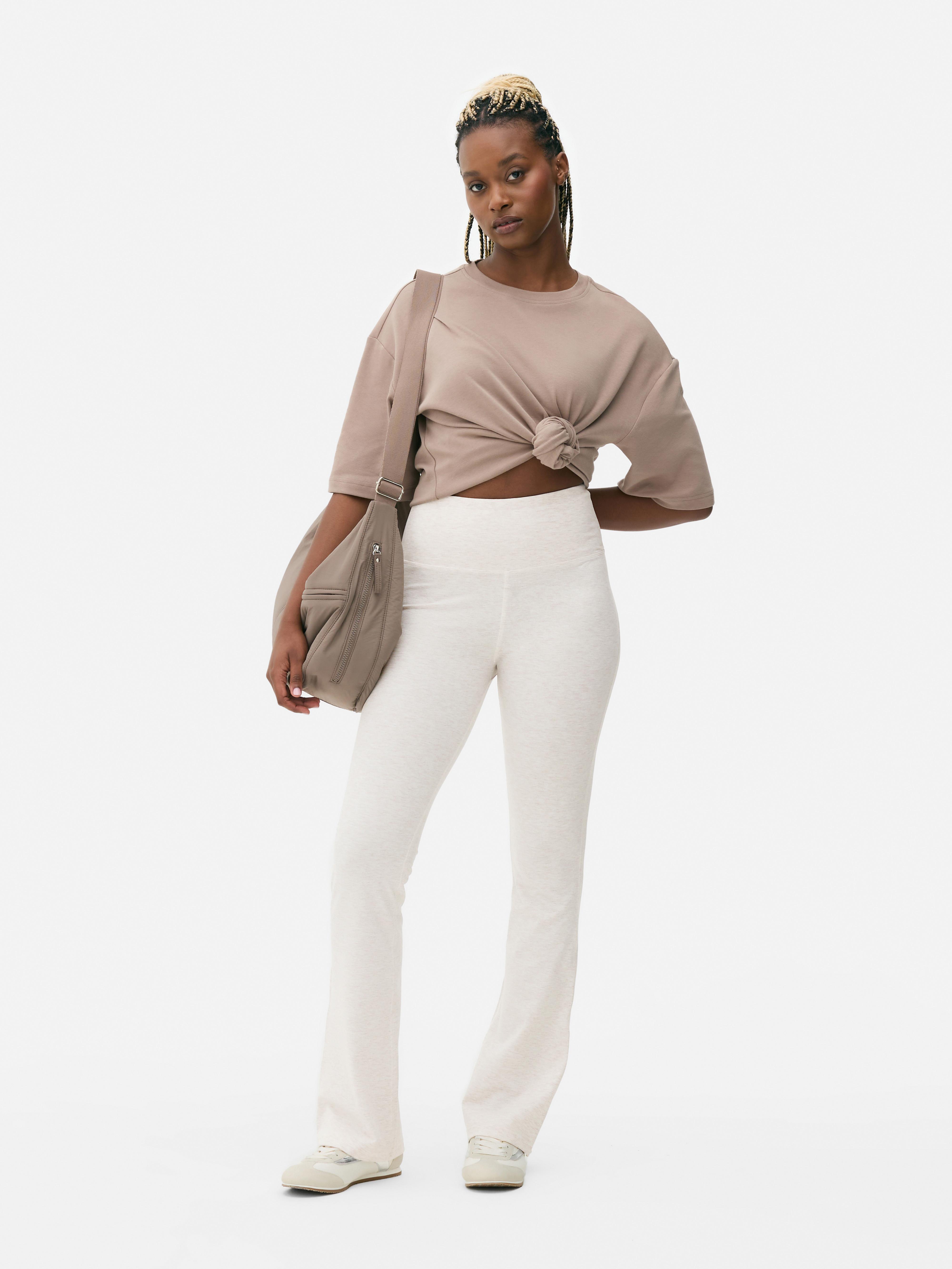 Colanți yoga evazați. Colanți cu talie elastică lată și talie evazată pe picioare pentru un look casual și sportiv.