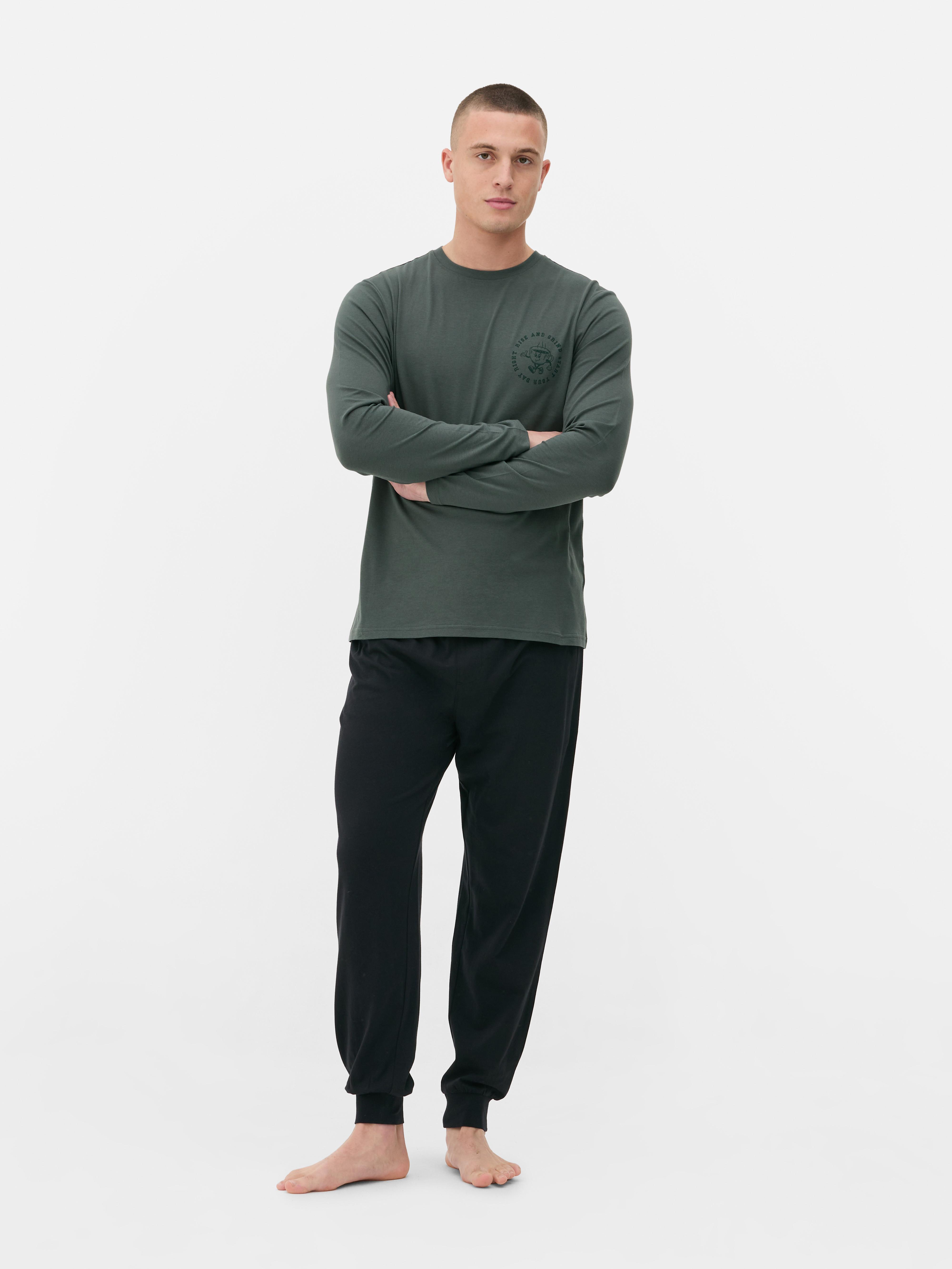 Pijama cu tricou și pantaloni O pijama formată dintr-un tricou cu mânecă lungă și pantaloni
