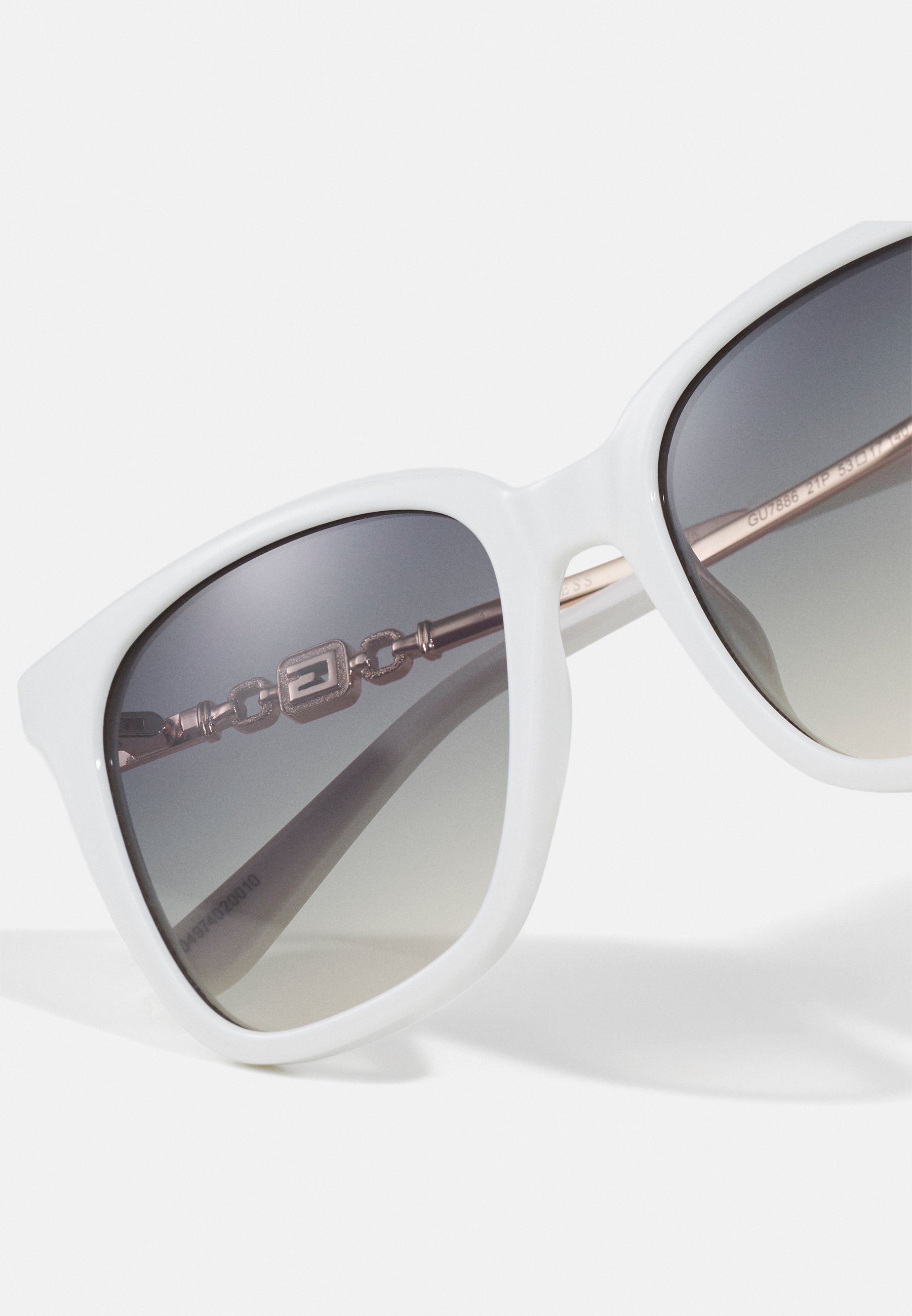 Slnečné okuliare Guess - biele/zelené s prechodom