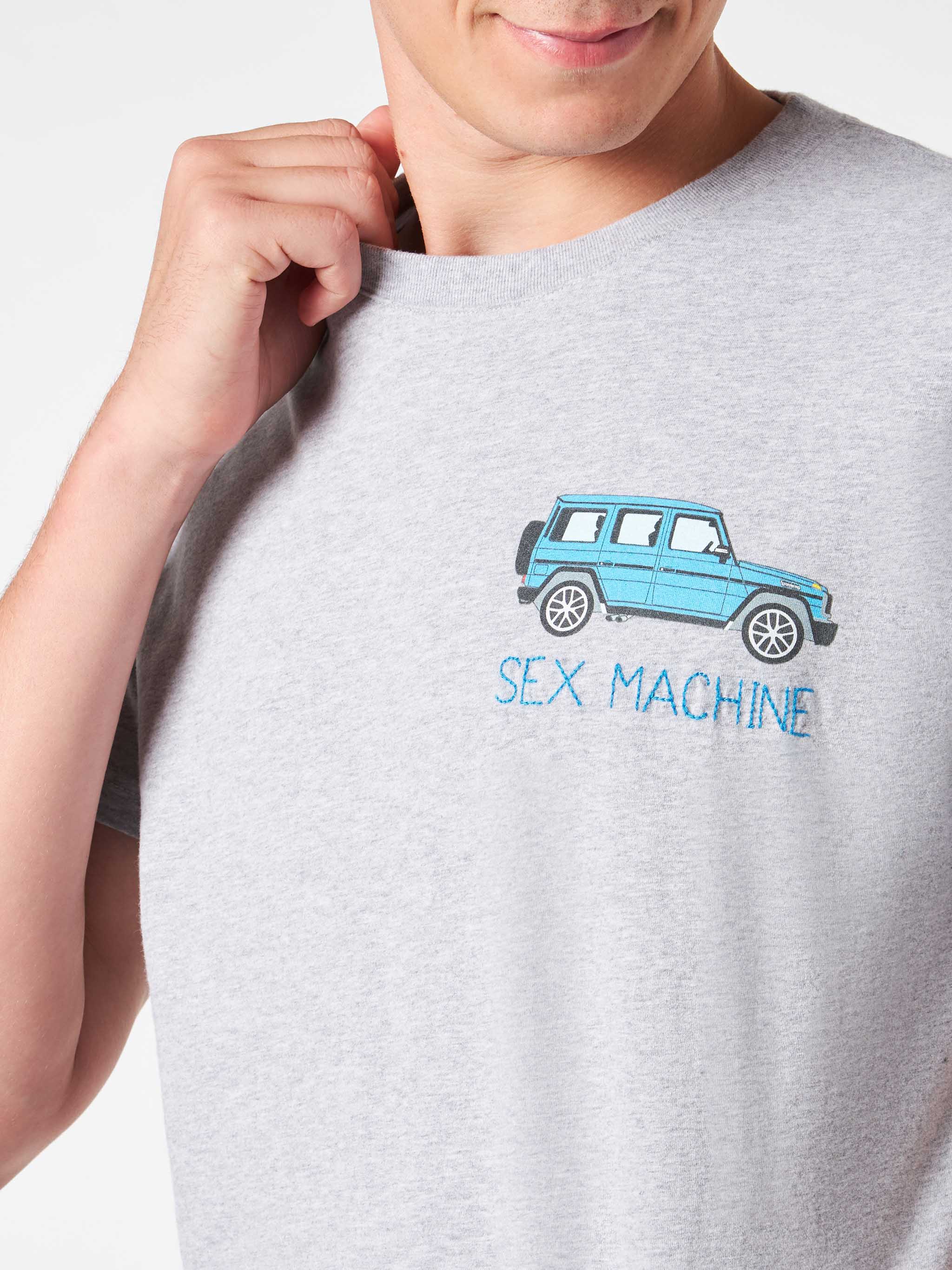 Heren T-shirt van zwaar katoen met borduursel van een seksmachine