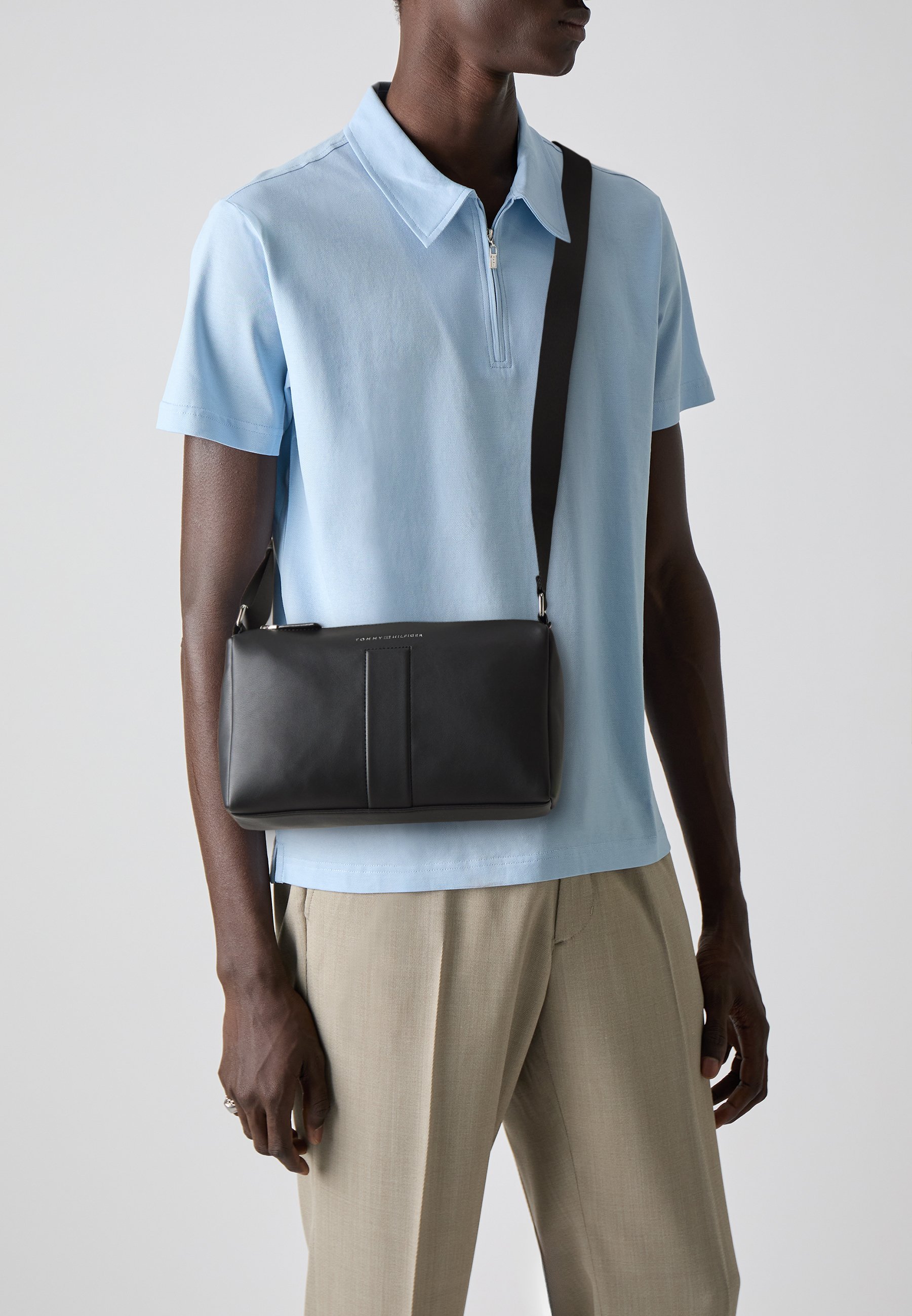 Tommy Hilfiger RELAXED CROSSOVER UNISEX - Crossbodytas - zwart