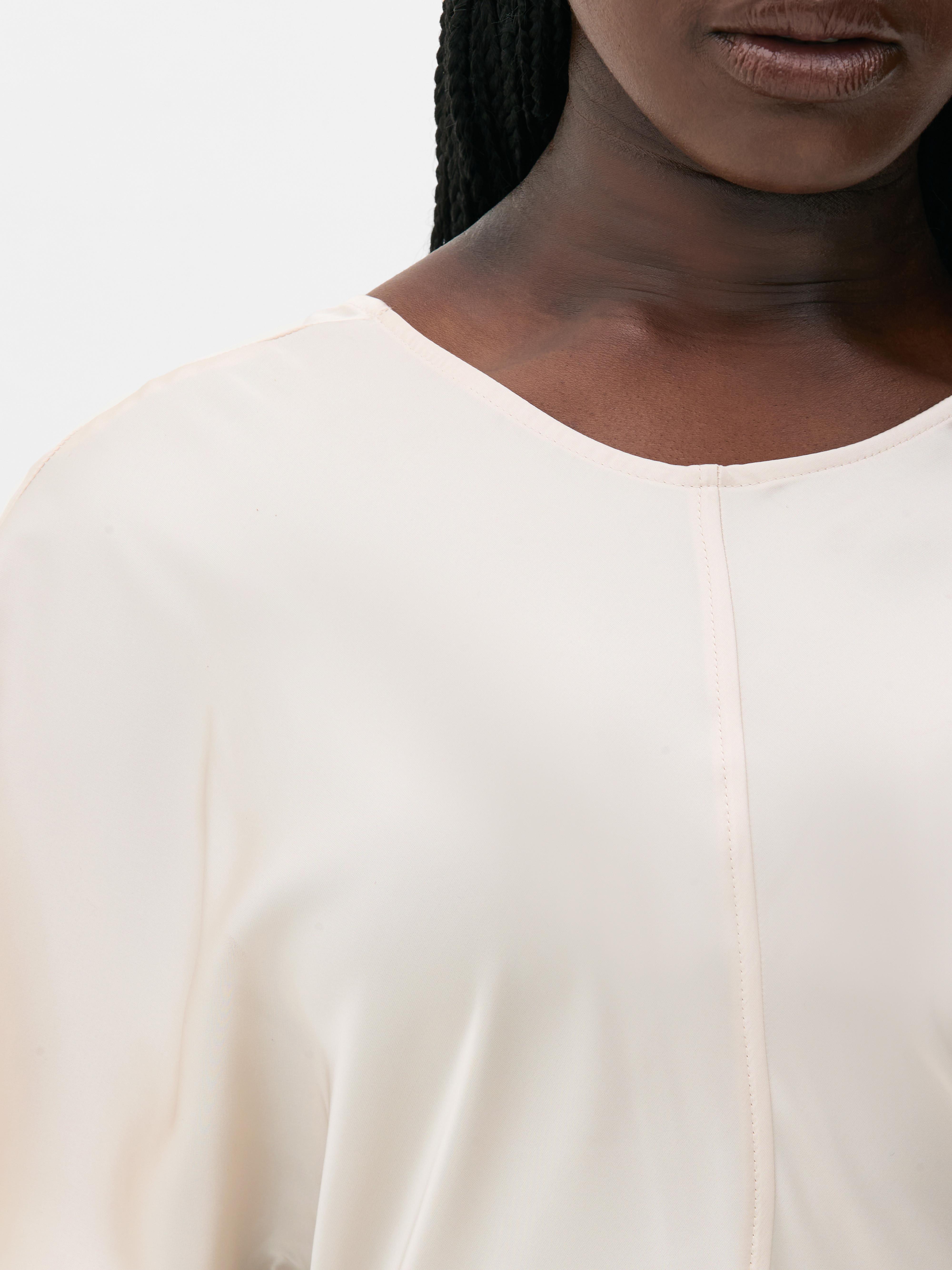 Rochie midi The Edit O rochie elegantă cu mâneci scurte și o croială oblică flatantă