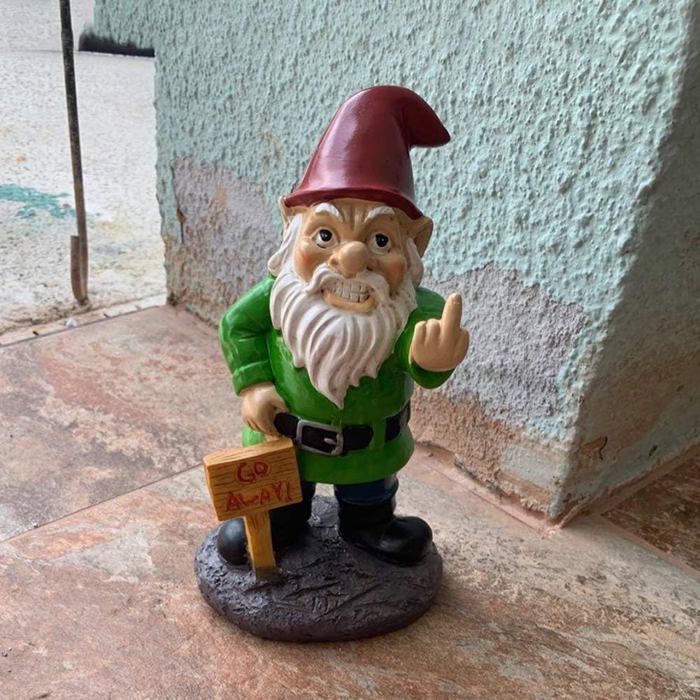 Humorvoller Gartenzwerg – YNKKVRE – zeigt den Mittelfinger – Kunstharz – 15 x 8 x 8 cm – Gartendekoration