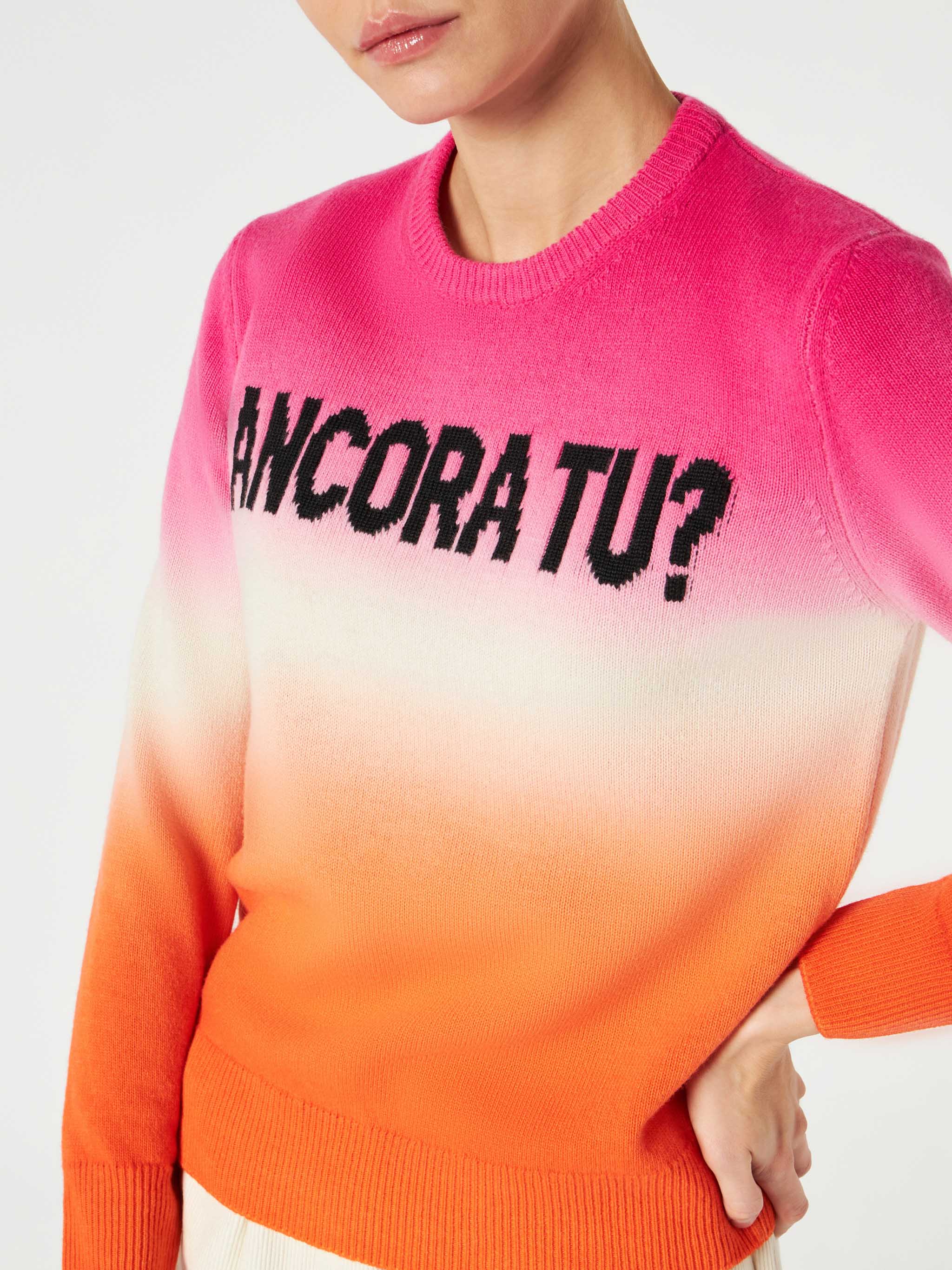 Maglione da donna fucsia e arancio degradé con scritta Ancora tu
