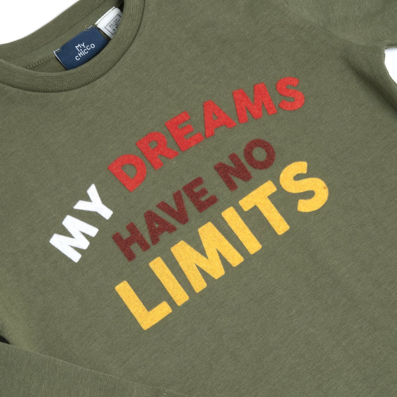 langärmeliges grünes T-Shirt