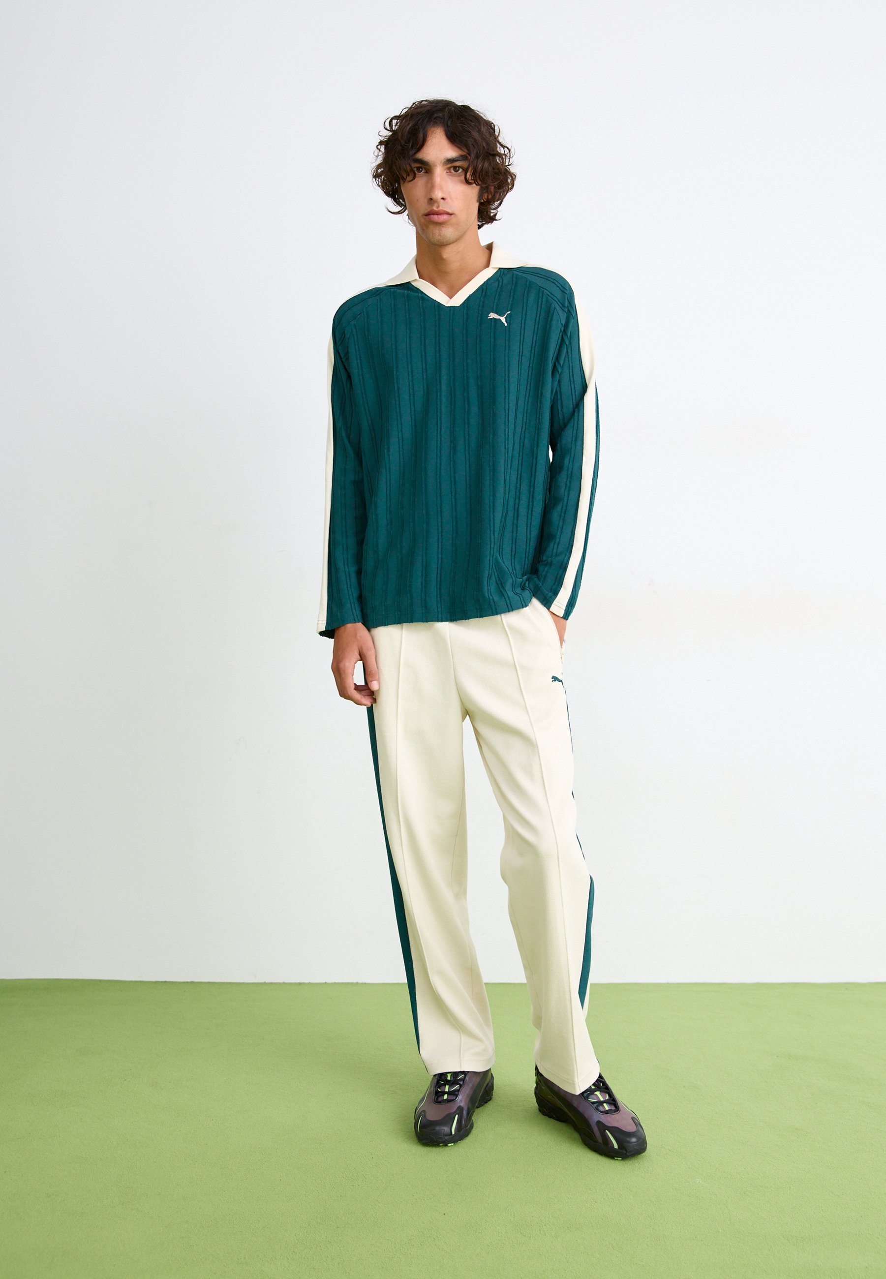 Pantaloni da tuta Puma JACQUARD - neve alpina/terreno verde