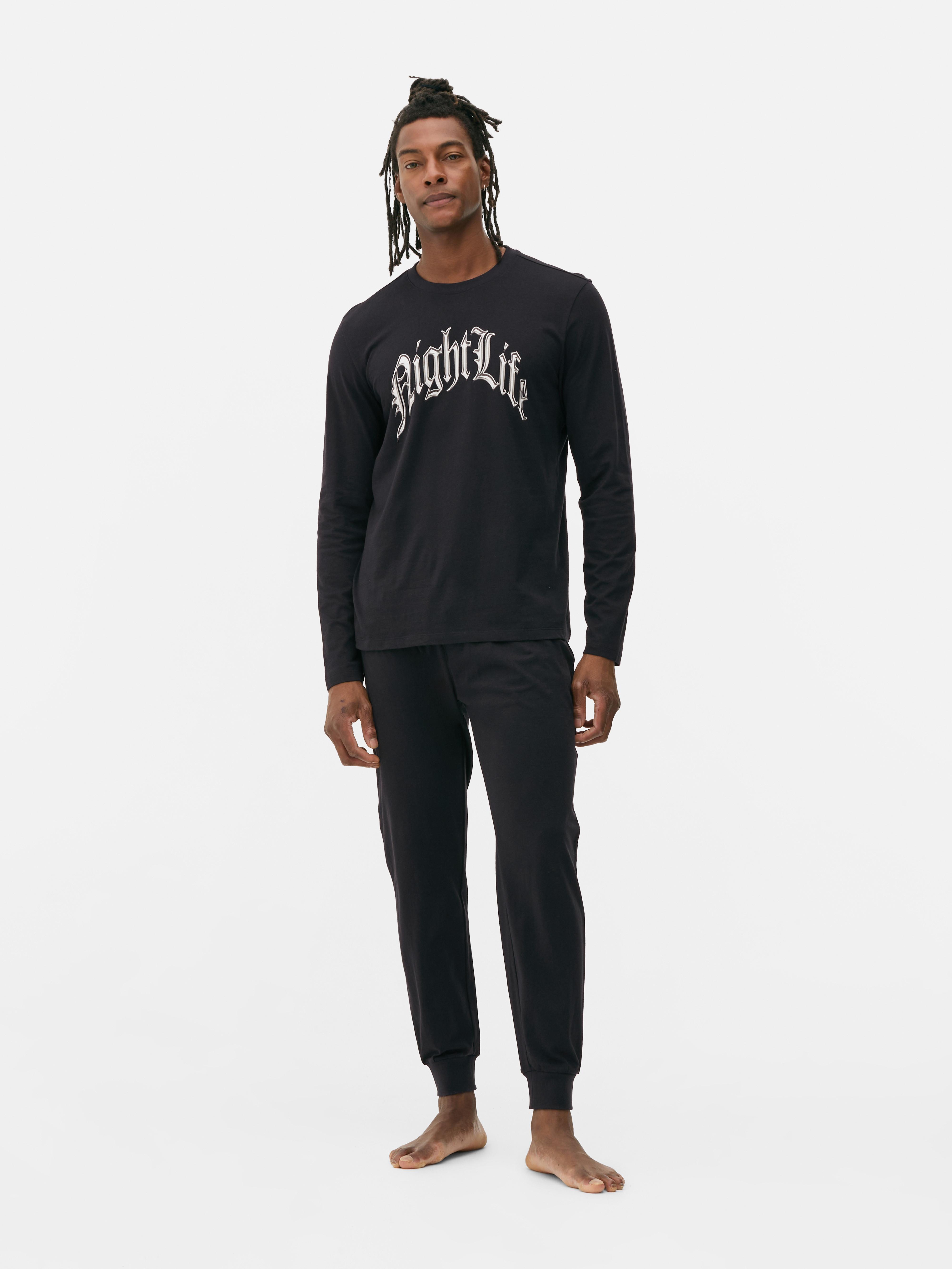 Pijamale din jerseu. Un set de pijamale cu un top cu logo-ul unui număr și pantaloni din jerseu asortați.