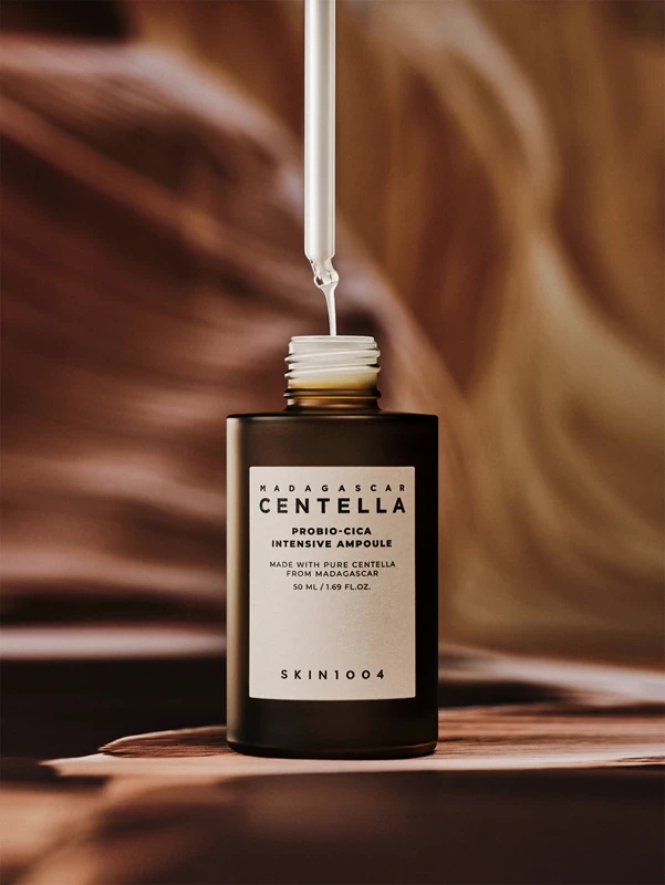 SKIN1004 Madagaskaro centelės „Probio-Cica“ intensyvaus poveikio ampulė – raminamasis serumas, atkuriantis odos apsauginį barjerą.