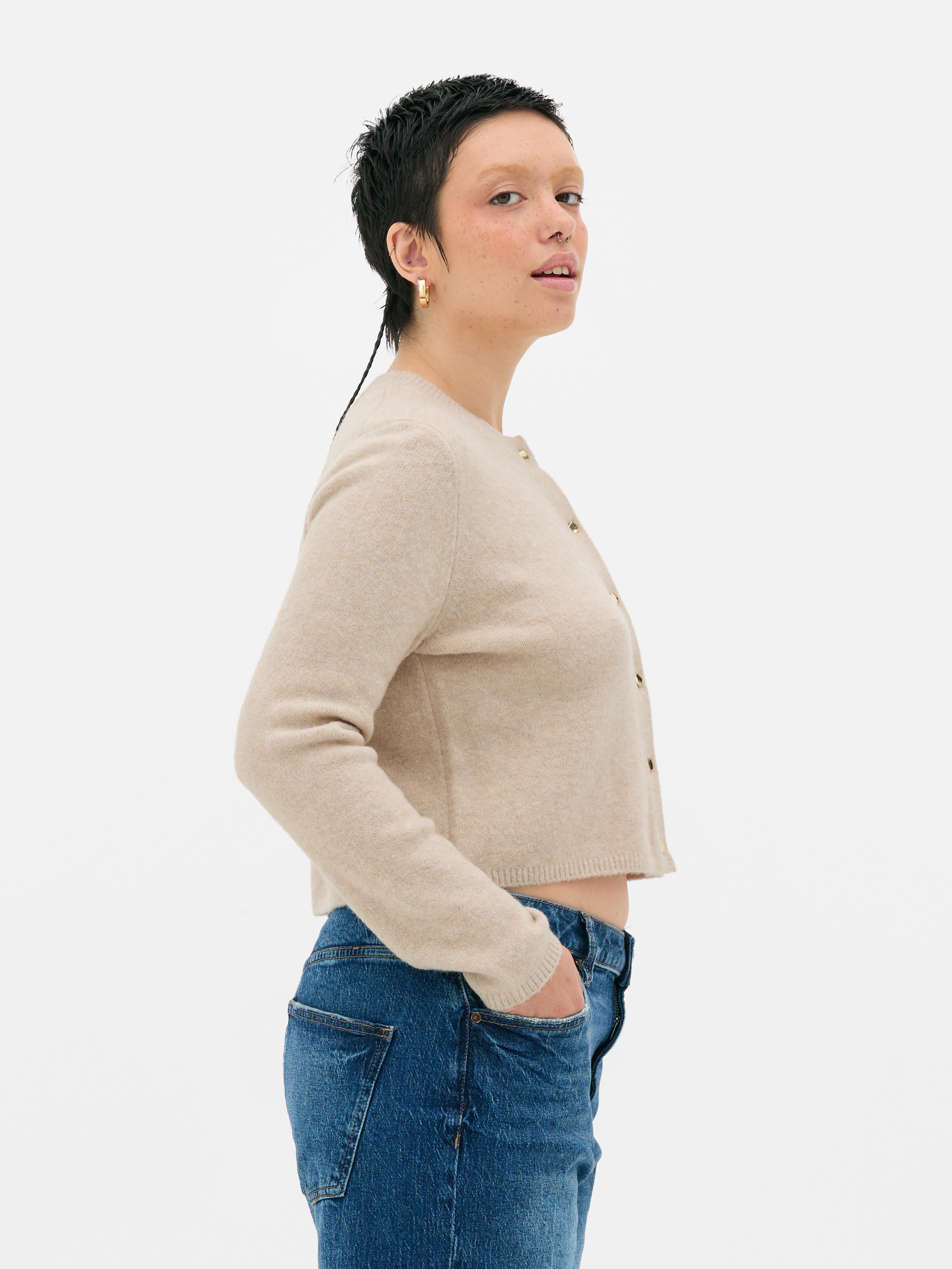 Cardigan lavorato a maglia con bottoni. Questo cardigan lavorato a maglia con bottoni è il tocco caldo perfetto per i tuoi outfit.