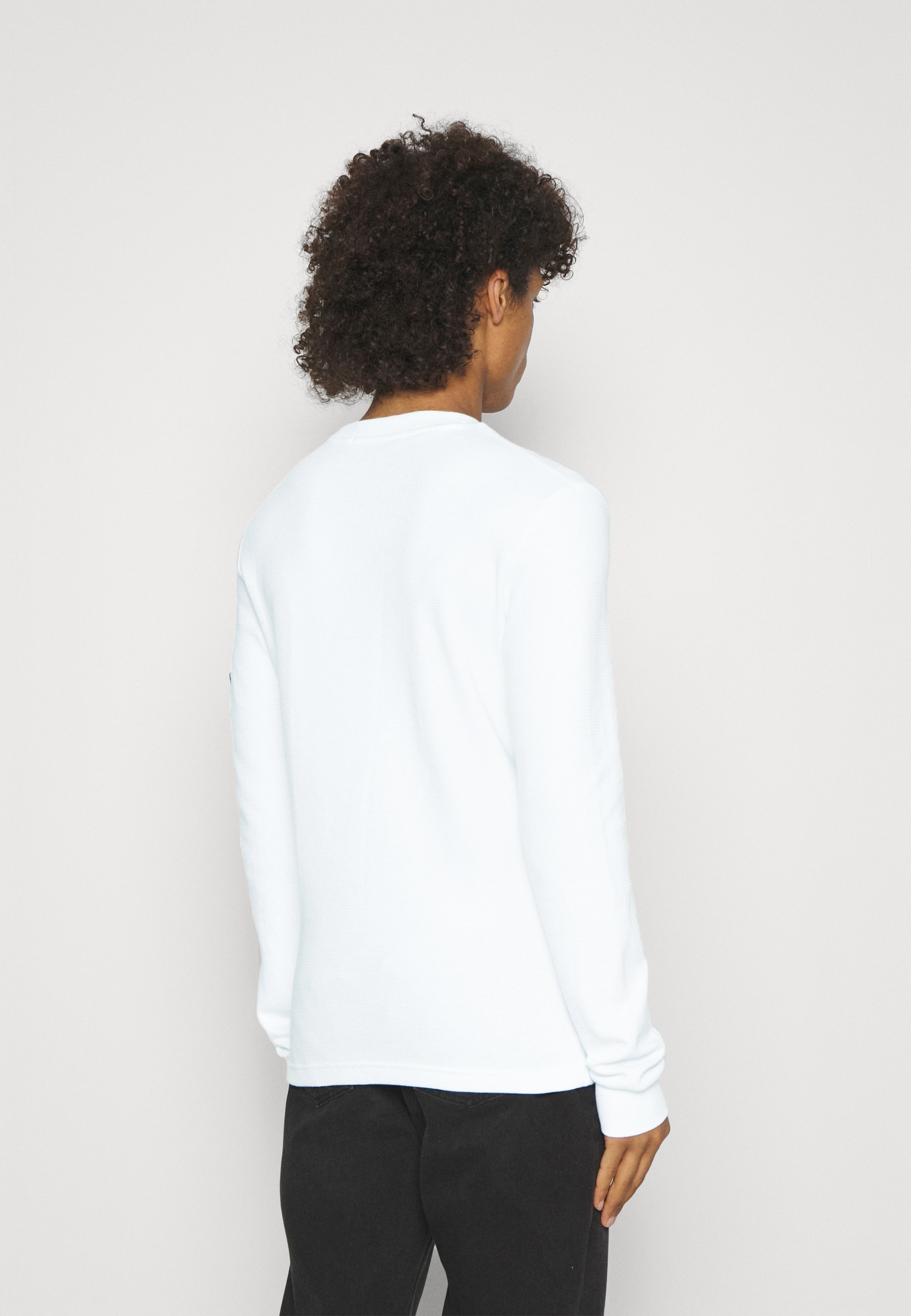 T-shirt Calvin Klein Jeans BADGE - Maglia a maniche lunghe - bianco brillante