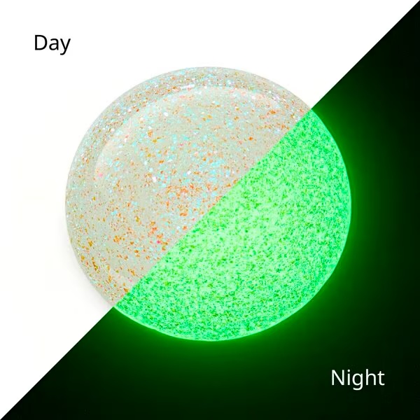 Mini lak na nechty Essence Glow in the Dark 01, odtieň 5 ml
