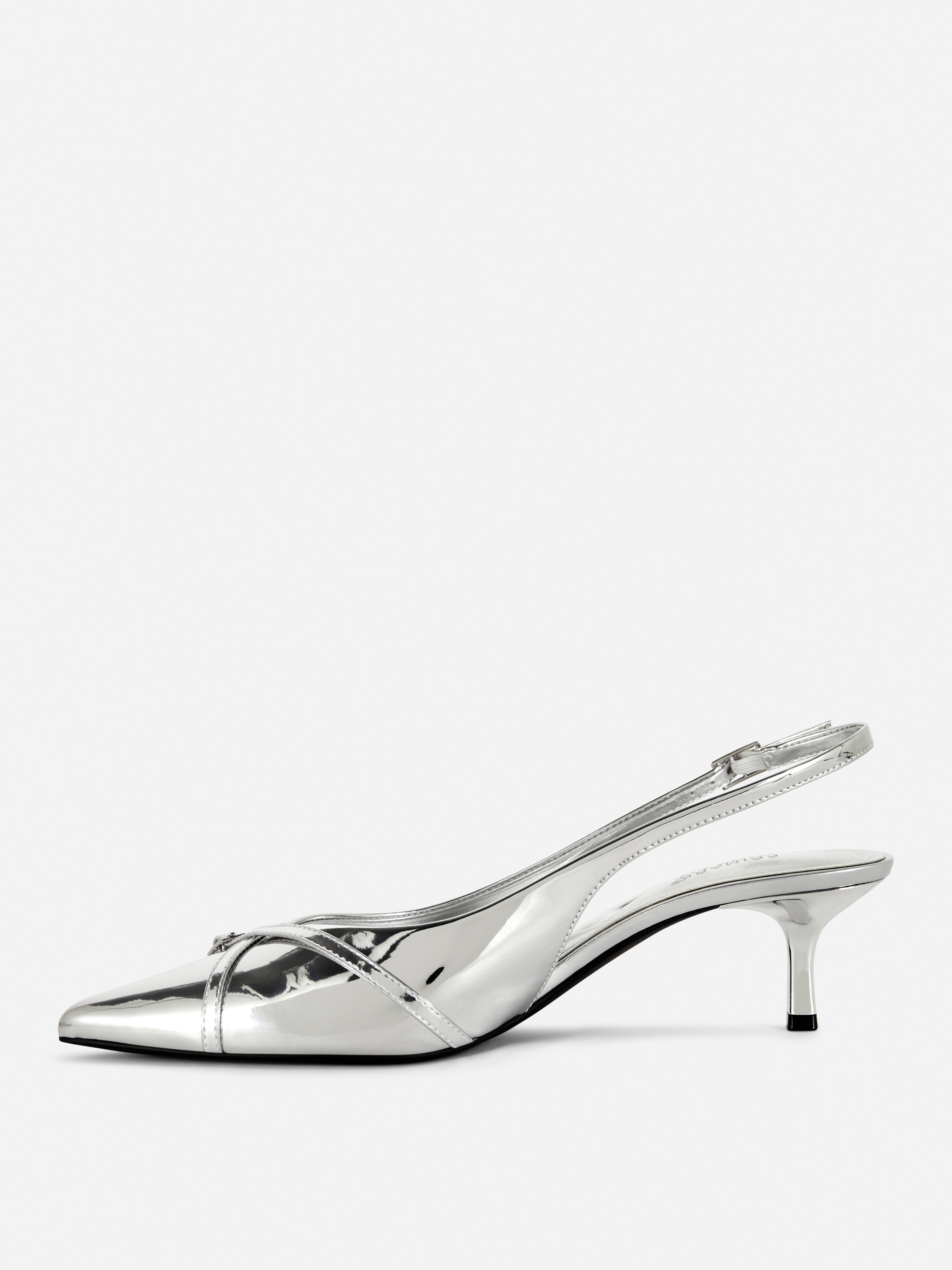 Pantofi cu vârf ascuțit și croială largă Pantofi cu vârf ascuțit, croială largă, design slingback și detalii cu cataramă