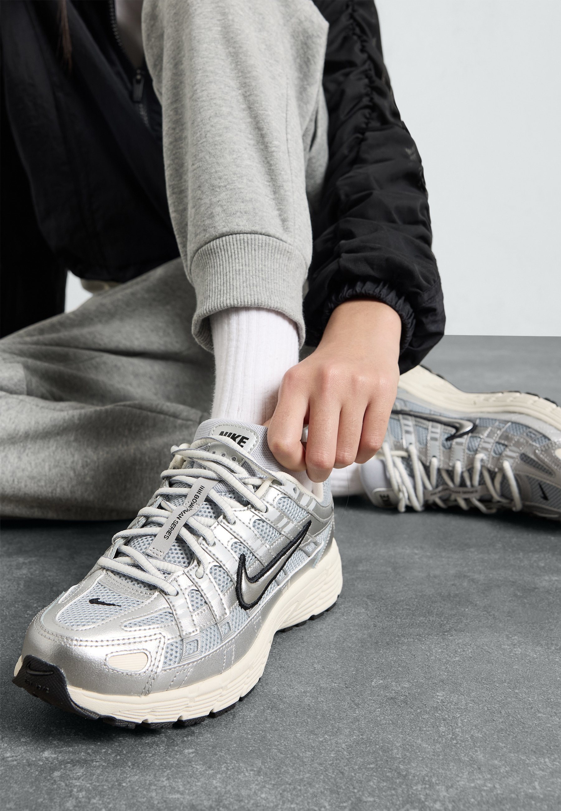 Nike Sportswear P 6000 UNISEX - Scarpe da ginnastica - argento/nero/avorio chiaro/grigio lupo